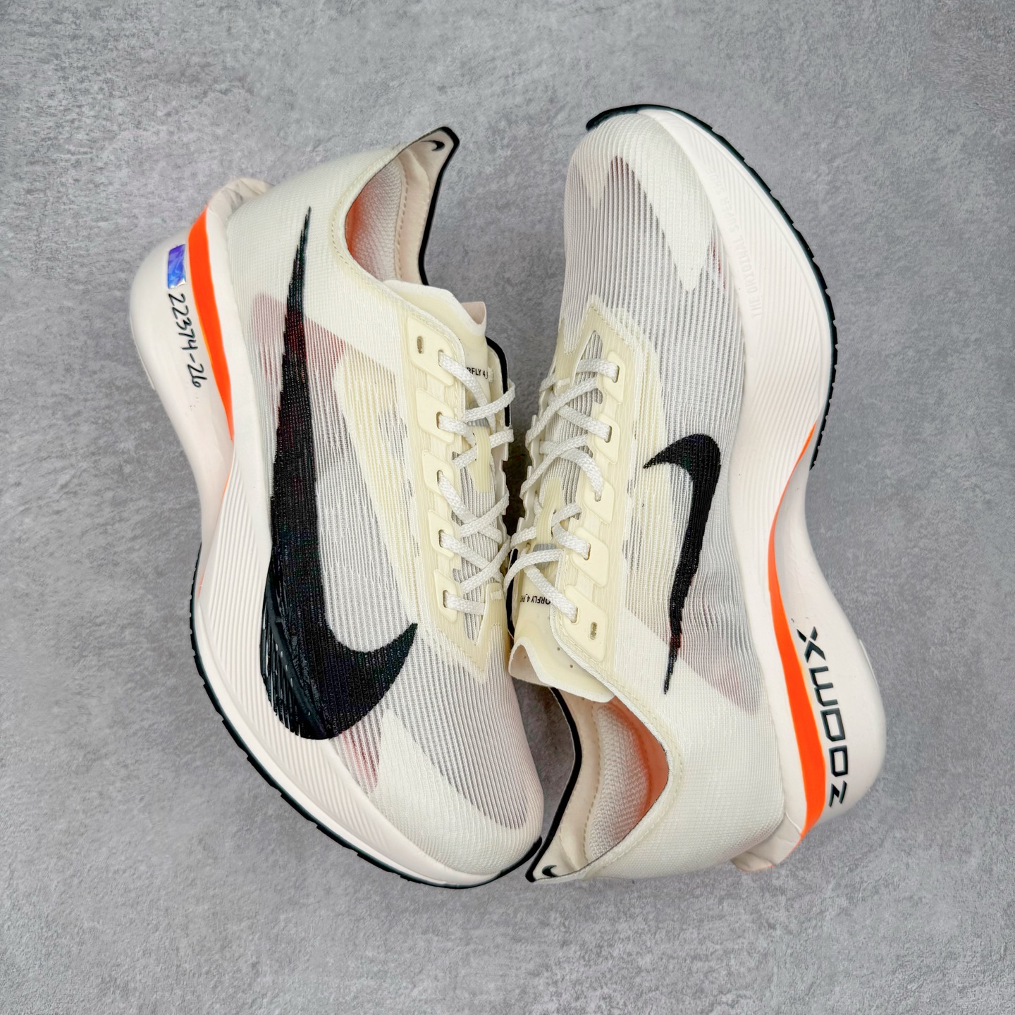 图片[3]-Jakob A. Ingebrigtsen x NK Zoom VaporFly Next 4% 舒适百搭透气回弹低帮短跑马拉松跑步鞋 HF6413-100 采用精致醒目设计，精准诠释雅各布·因格布里格森的风格，聚焦他的核心信念：家庭与夺冠。该鞋款在前代鞋款的基础上减轻重量，但不影响性能表现。碳纤维 Flyplate 结合出众回弹的ZoomX泡绵中底，缔造比赛日佳选，令你快意难挡，疾速冲刺。这款公路竞速跑步鞋具备匠心品质，无论是日常畅跑还是马拉松，皆可轻松驾驭，是雅各布的信赖之选。尺码：36 36.5 37.5 38 38.5 39 40 40.5 41 42 42.5 43 44 44.5 45-选品中心