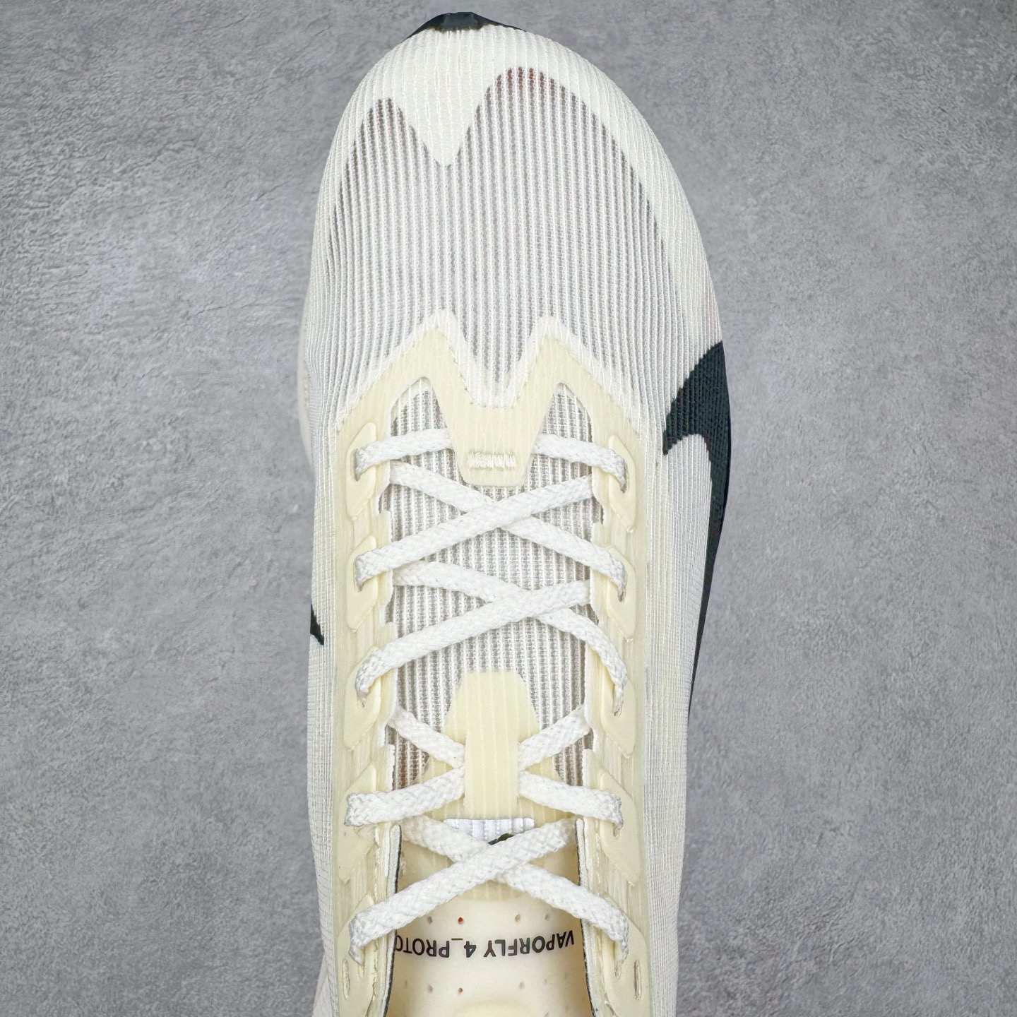 图片[4]-Jakob A. Ingebrigtsen x NK Zoom VaporFly Next 4% 舒适百搭透气回弹低帮短跑马拉松跑步鞋 HF6413-100 采用精致醒目设计，精准诠释雅各布·因格布里格森的风格，聚焦他的核心信念：家庭与夺冠。该鞋款在前代鞋款的基础上减轻重量，但不影响性能表现。碳纤维 Flyplate 结合出众回弹的ZoomX泡绵中底，缔造比赛日佳选，令你快意难挡，疾速冲刺。这款公路竞速跑步鞋具备匠心品质，无论是日常畅跑还是马拉松，皆可轻松驾驭，是雅各布的信赖之选。尺码：36 36.5 37.5 38 38.5 39 40 40.5 41 42 42.5 43 44 44.5 45-选品中心