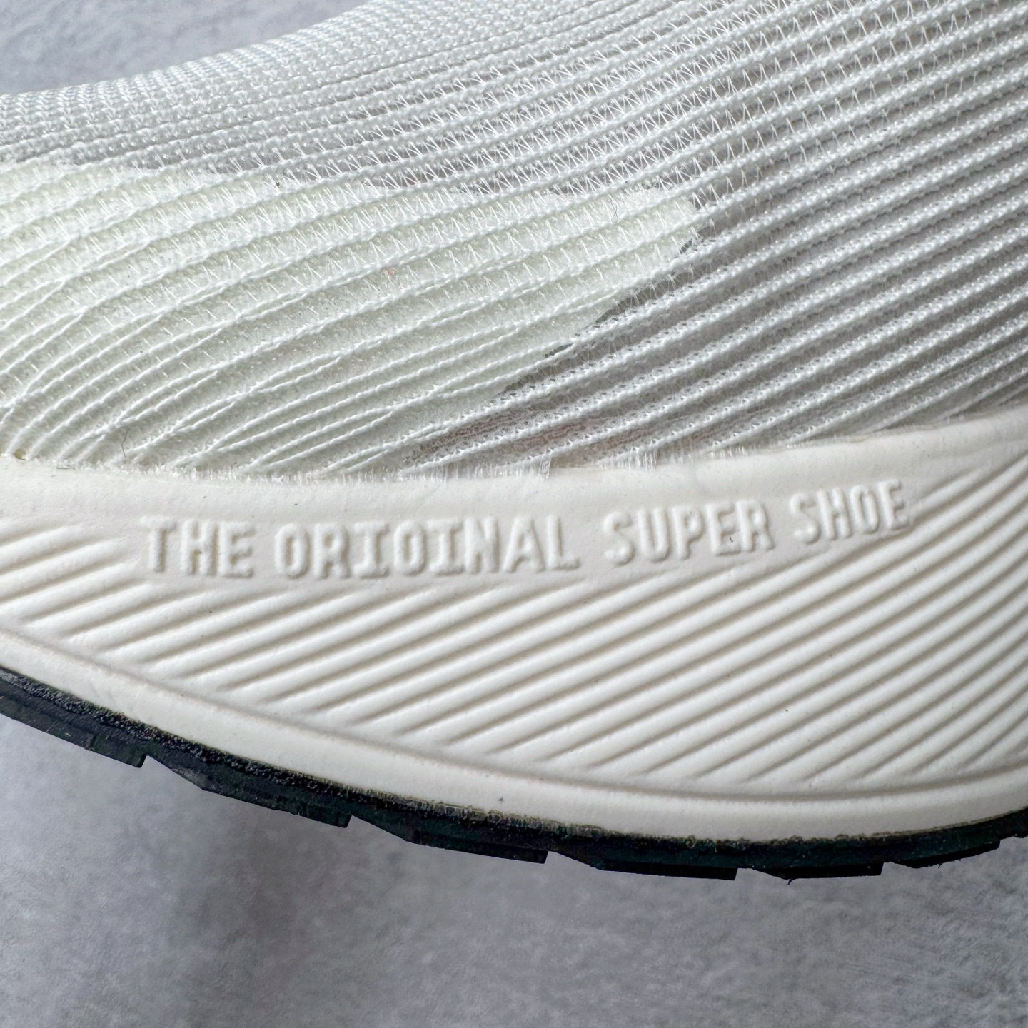 图片[15]-Jakob A. Ingebrigtsen x NK Zoom VaporFly Next 4% 舒适百搭透气回弹低帮短跑马拉松跑步鞋 HF6413-100 采用精致醒目设计，精准诠释雅各布·因格布里格森的风格，聚焦他的核心信念：家庭与夺冠。该鞋款在前代鞋款的基础上减轻重量，但不影响性能表现。碳纤维 Flyplate 结合出众回弹的ZoomX泡绵中底，缔造比赛日佳选，令你快意难挡，疾速冲刺。这款公路竞速跑步鞋具备匠心品质，无论是日常畅跑还是马拉松，皆可轻松驾驭，是雅各布的信赖之选。尺码：36 36.5 37.5 38 38.5 39 40 40.5 41 42 42.5 43 44 44.5 45-选品中心