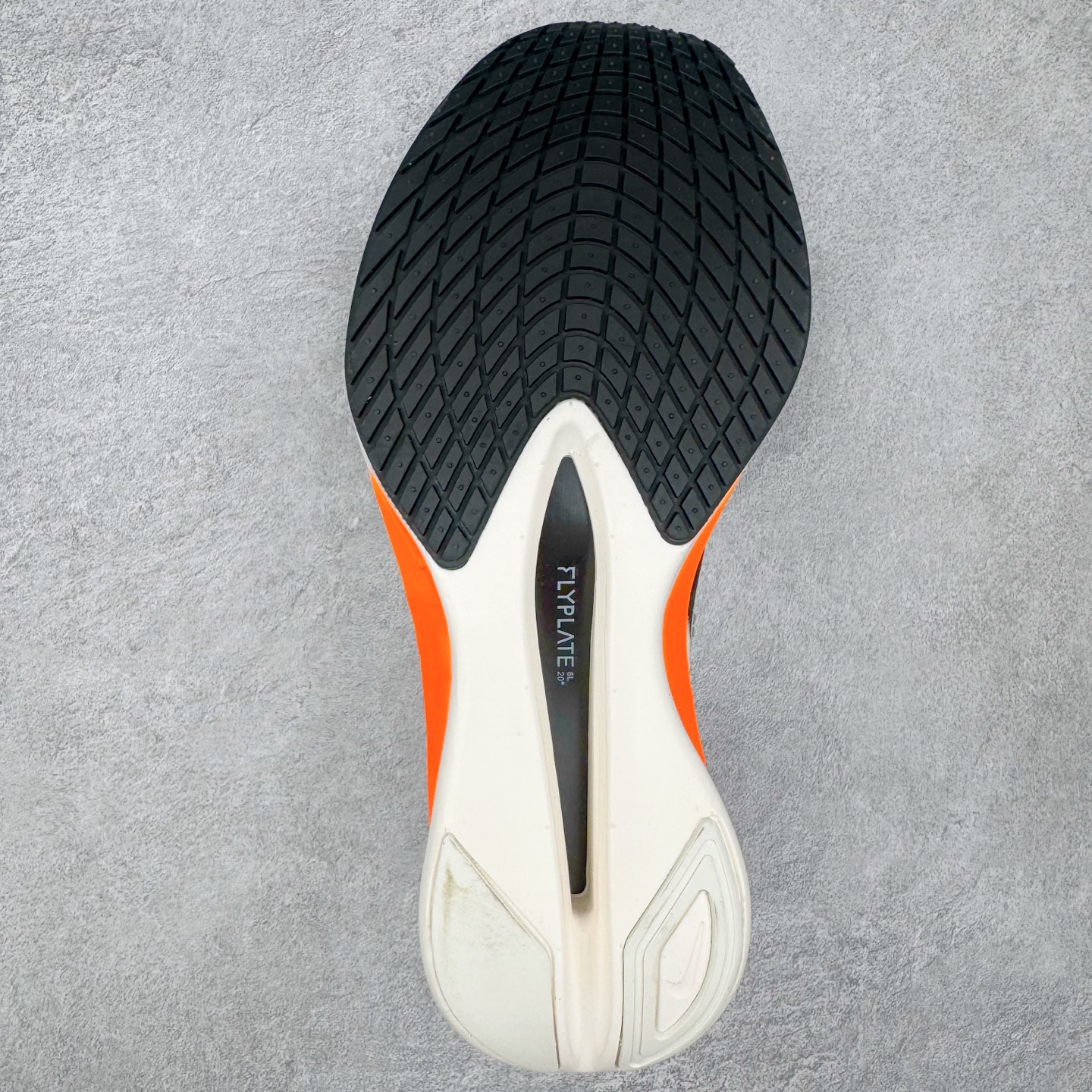 图片[9]-Jakob A. Ingebrigtsen x NK Zoom VaporFly Next 4% 舒适百搭透气回弹低帮短跑马拉松跑步鞋 HF6413-100 采用精致醒目设计，精准诠释雅各布·因格布里格森的风格，聚焦他的核心信念：家庭与夺冠。该鞋款在前代鞋款的基础上减轻重量，但不影响性能表现。碳纤维 Flyplate 结合出众回弹的ZoomX泡绵中底，缔造比赛日佳选，令你快意难挡，疾速冲刺。这款公路竞速跑步鞋具备匠心品质，无论是日常畅跑还是马拉松，皆可轻松驾驭，是雅各布的信赖之选。尺码：36 36.5 37.5 38 38.5 39 40 40.5 41 42 42.5 43 44 44.5 45-选品中心