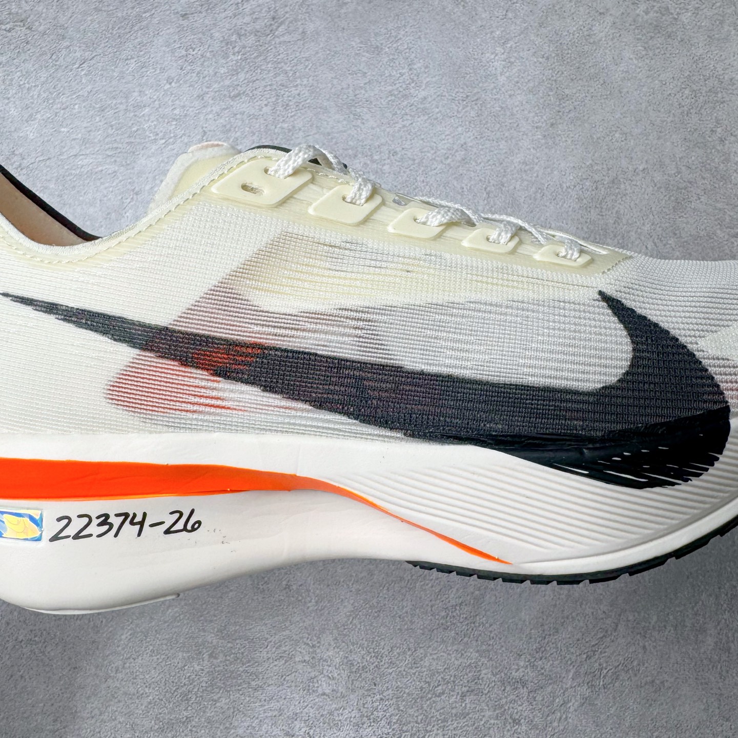 图片[19]-Jakob A. Ingebrigtsen x NK Zoom VaporFly Next 4% 舒适百搭透气回弹低帮短跑马拉松跑步鞋 HF6413-100 采用精致醒目设计，精准诠释雅各布·因格布里格森的风格，聚焦他的核心信念：家庭与夺冠。该鞋款在前代鞋款的基础上减轻重量，但不影响性能表现。碳纤维 Flyplate 结合出众回弹的ZoomX泡绵中底，缔造比赛日佳选，令你快意难挡，疾速冲刺。这款公路竞速跑步鞋具备匠心品质，无论是日常畅跑还是马拉松，皆可轻松驾驭，是雅各布的信赖之选。尺码：36 36.5 37.5 38 38.5 39 40 40.5 41 42 42.5 43 44 44.5 45-选品中心