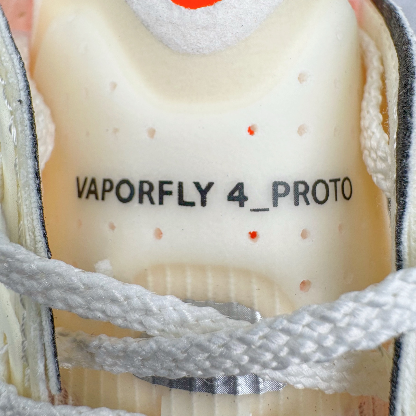 图片[12]-Jakob A. Ingebrigtsen x NK Zoom VaporFly Next 4% 舒适百搭透气回弹低帮短跑马拉松跑步鞋 HF6413-100 采用精致醒目设计，精准诠释雅各布·因格布里格森的风格，聚焦他的核心信念：家庭与夺冠。该鞋款在前代鞋款的基础上减轻重量，但不影响性能表现。碳纤维 Flyplate 结合出众回弹的ZoomX泡绵中底，缔造比赛日佳选，令你快意难挡，疾速冲刺。这款公路竞速跑步鞋具备匠心品质，无论是日常畅跑还是马拉松，皆可轻松驾驭，是雅各布的信赖之选。尺码：36 36.5 37.5 38 38.5 39 40 40.5 41 42 42.5 43 44 44.5 45-选品中心