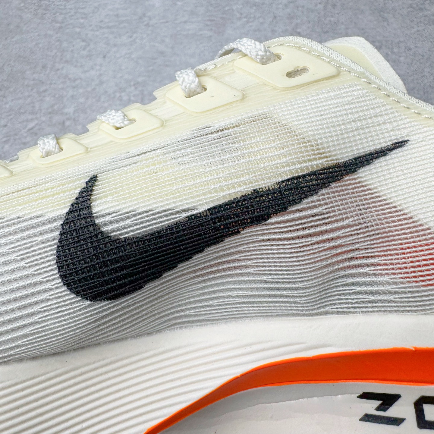 图片[16]-Jakob A. Ingebrigtsen x NK Zoom VaporFly Next 4% 舒适百搭透气回弹低帮短跑马拉松跑步鞋 HF6413-100 采用精致醒目设计，精准诠释雅各布·因格布里格森的风格，聚焦他的核心信念：家庭与夺冠。该鞋款在前代鞋款的基础上减轻重量，但不影响性能表现。碳纤维 Flyplate 结合出众回弹的ZoomX泡绵中底，缔造比赛日佳选，令你快意难挡，疾速冲刺。这款公路竞速跑步鞋具备匠心品质，无论是日常畅跑还是马拉松，皆可轻松驾驭，是雅各布的信赖之选。尺码：36 36.5 37.5 38 38.5 39 40 40.5 41 42 42.5 43 44 44.5 45-选品中心