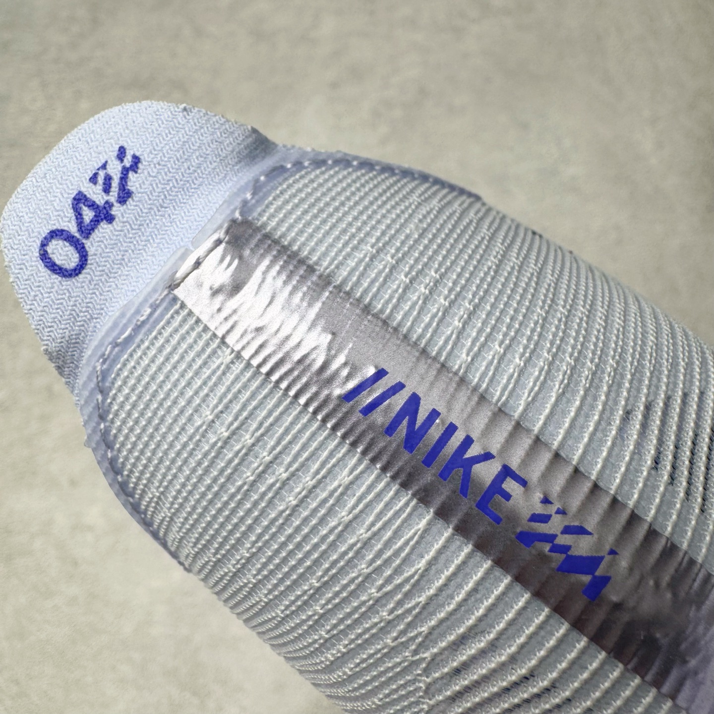 图片[13]-Jakob A. Ingebrigtsen x NK Zoom VaporFly Next 4% 舒适百搭透气回弹低帮短跑马拉松跑步鞋 HF6414-001 采用精致醒目设计，精准诠释雅各布·因格布里格森的风格，聚焦他的核心信念：家庭与夺冠。该鞋款在前代鞋款的基础上减轻重量，但不影响性能表现。碳纤维 Flyplate 结合出众回弹的ZoomX泡绵中底，缔造比赛日佳选，令你快意难挡，疾速冲刺。这款公路竞速跑步鞋具备匠心品质，无论是日常畅跑还是马拉松，皆可轻松驾驭，是雅各布的信赖之选。尺码：36 36.5 37.5 38 38.5 39 40 40.5 41 42 42.5 43 44 44.5 45-选品中心