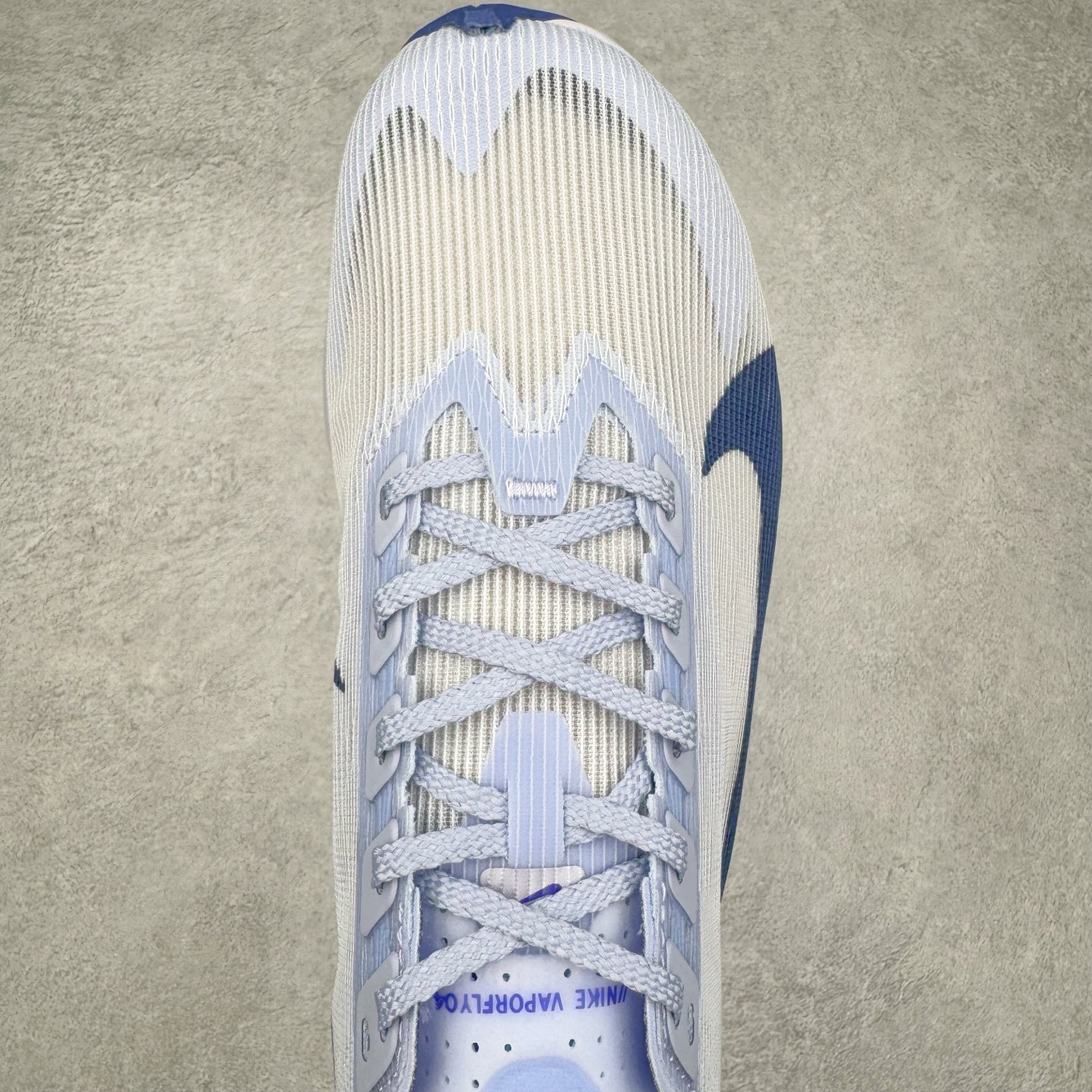 图片[4]-Jakob A. Ingebrigtsen x NK Zoom VaporFly Next 4% 舒适百搭透气回弹低帮短跑马拉松跑步鞋 HF6414-001 采用精致醒目设计，精准诠释雅各布·因格布里格森的风格，聚焦他的核心信念：家庭与夺冠。该鞋款在前代鞋款的基础上减轻重量，但不影响性能表现。碳纤维 Flyplate 结合出众回弹的ZoomX泡绵中底，缔造比赛日佳选，令你快意难挡，疾速冲刺。这款公路竞速跑步鞋具备匠心品质，无论是日常畅跑还是马拉松，皆可轻松驾驭，是雅各布的信赖之选。尺码：36 36.5 37.5 38 38.5 39 40 40.5 41 42 42.5 43 44 44.5 45-选品中心