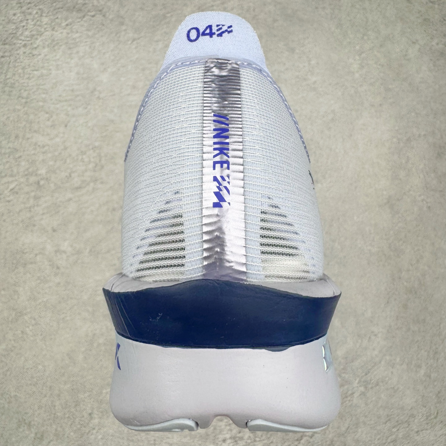 图片[8]-Jakob A. Ingebrigtsen x NK Zoom VaporFly Next 4% 舒适百搭透气回弹低帮短跑马拉松跑步鞋 HF6414-001 采用精致醒目设计，精准诠释雅各布·因格布里格森的风格，聚焦他的核心信念：家庭与夺冠。该鞋款在前代鞋款的基础上减轻重量，但不影响性能表现。碳纤维 Flyplate 结合出众回弹的ZoomX泡绵中底，缔造比赛日佳选，令你快意难挡，疾速冲刺。这款公路竞速跑步鞋具备匠心品质，无论是日常畅跑还是马拉松，皆可轻松驾驭，是雅各布的信赖之选。尺码：36 36.5 37.5 38 38.5 39 40 40.5 41 42 42.5 43 44 44.5 45-选品中心