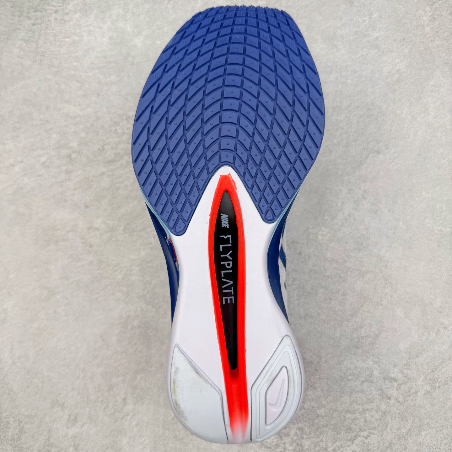 图片[9]-Jakob A. Ingebrigtsen x NK Zoom VaporFly Next 4% 舒适百搭透气回弹低帮短跑马拉松跑步鞋 HF6414-001 采用精致醒目设计，精准诠释雅各布·因格布里格森的风格，聚焦他的核心信念：家庭与夺冠。该鞋款在前代鞋款的基础上减轻重量，但不影响性能表现。碳纤维 Flyplate 结合出众回弹的ZoomX泡绵中底，缔造比赛日佳选，令你快意难挡，疾速冲刺。这款公路竞速跑步鞋具备匠心品质，无论是日常畅跑还是马拉松，皆可轻松驾驭，是雅各布的信赖之选。尺码：36 36.5 37.5 38 38.5 39 40 40.5 41 42 42.5 43 44 44.5 45-选品中心