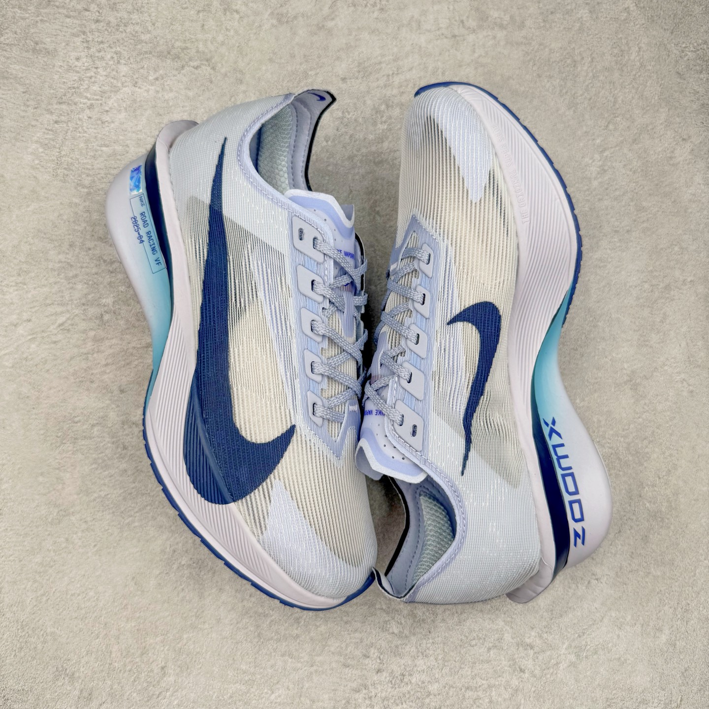 图片[3]-Jakob A. Ingebrigtsen x NK Zoom VaporFly Next 4% 舒适百搭透气回弹低帮短跑马拉松跑步鞋 HF6414-001 采用精致醒目设计，精准诠释雅各布·因格布里格森的风格，聚焦他的核心信念：家庭与夺冠。该鞋款在前代鞋款的基础上减轻重量，但不影响性能表现。碳纤维 Flyplate 结合出众回弹的ZoomX泡绵中底，缔造比赛日佳选，令你快意难挡，疾速冲刺。这款公路竞速跑步鞋具备匠心品质，无论是日常畅跑还是马拉松，皆可轻松驾驭，是雅各布的信赖之选。尺码：36 36.5 37.5 38 38.5 39 40 40.5 41 42 42.5 43 44 44.5 45-选品中心