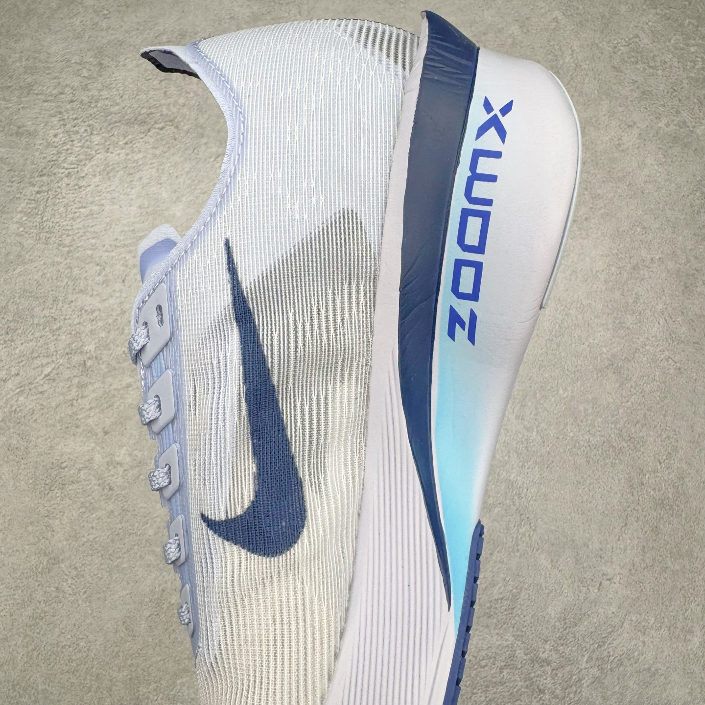 图片[7]-Jakob A. Ingebrigtsen x NK Zoom VaporFly Next 4% 舒适百搭透气回弹低帮短跑马拉松跑步鞋 HF6414-001 采用精致醒目设计，精准诠释雅各布·因格布里格森的风格，聚焦他的核心信念：家庭与夺冠。该鞋款在前代鞋款的基础上减轻重量，但不影响性能表现。碳纤维 Flyplate 结合出众回弹的ZoomX泡绵中底，缔造比赛日佳选，令你快意难挡，疾速冲刺。这款公路竞速跑步鞋具备匠心品质，无论是日常畅跑还是马拉松，皆可轻松驾驭，是雅各布的信赖之选。尺码：36 36.5 37.5 38 38.5 39 40 40.5 41 42 42.5 43 44 44.5 45-选品中心