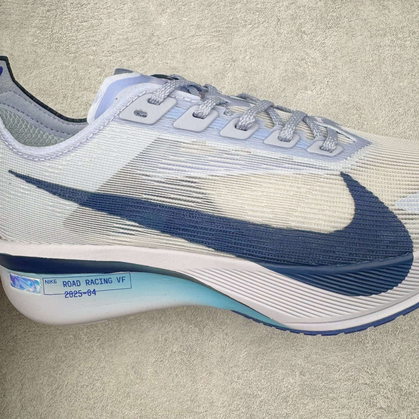 图片[19]-Jakob A. Ingebrigtsen x NK Zoom VaporFly Next 4% 舒适百搭透气回弹低帮短跑马拉松跑步鞋 HF6414-001 采用精致醒目设计，精准诠释雅各布·因格布里格森的风格，聚焦他的核心信念：家庭与夺冠。该鞋款在前代鞋款的基础上减轻重量，但不影响性能表现。碳纤维 Flyplate 结合出众回弹的ZoomX泡绵中底，缔造比赛日佳选，令你快意难挡，疾速冲刺。这款公路竞速跑步鞋具备匠心品质，无论是日常畅跑还是马拉松，皆可轻松驾驭，是雅各布的信赖之选。尺码：36 36.5 37.5 38 38.5 39 40 40.5 41 42 42.5 43 44 44.5 45-选品中心