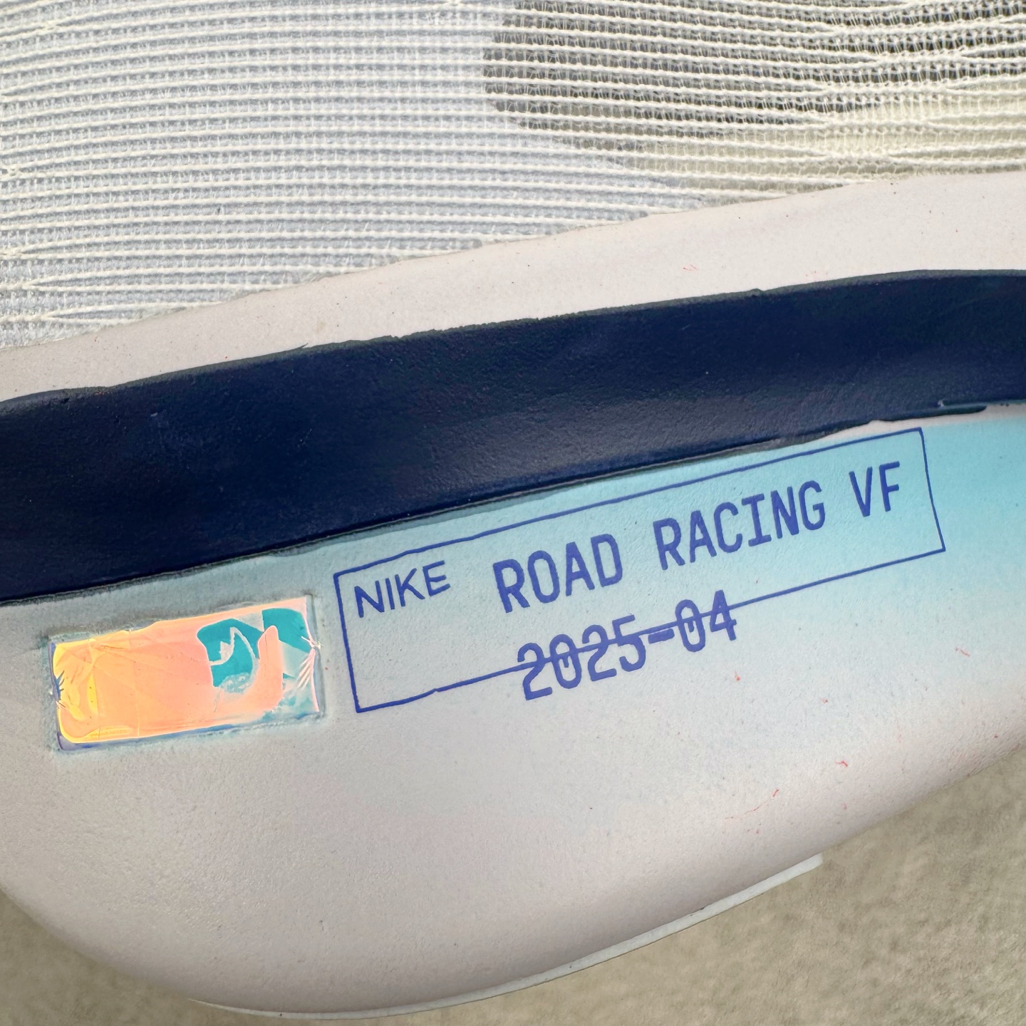 图片[20]-Jakob A. Ingebrigtsen x NK Zoom VaporFly Next 4% 舒适百搭透气回弹低帮短跑马拉松跑步鞋 HF6414-001 采用精致醒目设计，精准诠释雅各布·因格布里格森的风格，聚焦他的核心信念：家庭与夺冠。该鞋款在前代鞋款的基础上减轻重量，但不影响性能表现。碳纤维 Flyplate 结合出众回弹的ZoomX泡绵中底，缔造比赛日佳选，令你快意难挡，疾速冲刺。这款公路竞速跑步鞋具备匠心品质，无论是日常畅跑还是马拉松，皆可轻松驾驭，是雅各布的信赖之选。尺码：36 36.5 37.5 38 38.5 39 40 40.5 41 42 42.5 43 44 44.5 45-选品中心