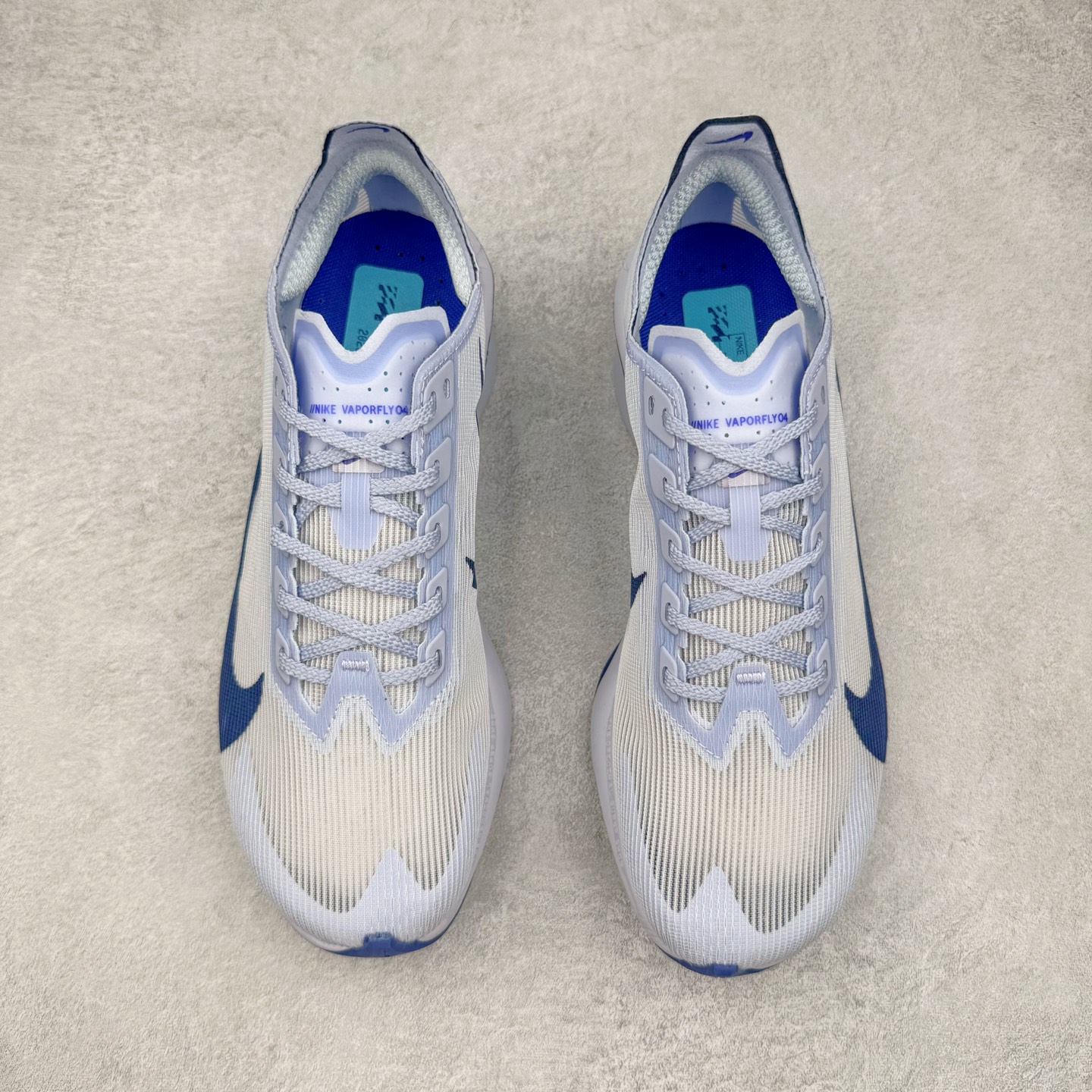 图片[2]-Jakob A. Ingebrigtsen x NK Zoom VaporFly Next 4% 舒适百搭透气回弹低帮短跑马拉松跑步鞋 HF6414-001 采用精致醒目设计，精准诠释雅各布·因格布里格森的风格，聚焦他的核心信念：家庭与夺冠。该鞋款在前代鞋款的基础上减轻重量，但不影响性能表现。碳纤维 Flyplate 结合出众回弹的ZoomX泡绵中底，缔造比赛日佳选，令你快意难挡，疾速冲刺。这款公路竞速跑步鞋具备匠心品质，无论是日常畅跑还是马拉松，皆可轻松驾驭，是雅各布的信赖之选。尺码：36 36.5 37.5 38 38.5 39 40 40.5 41 42 42.5 43 44 44.5 45-选品中心