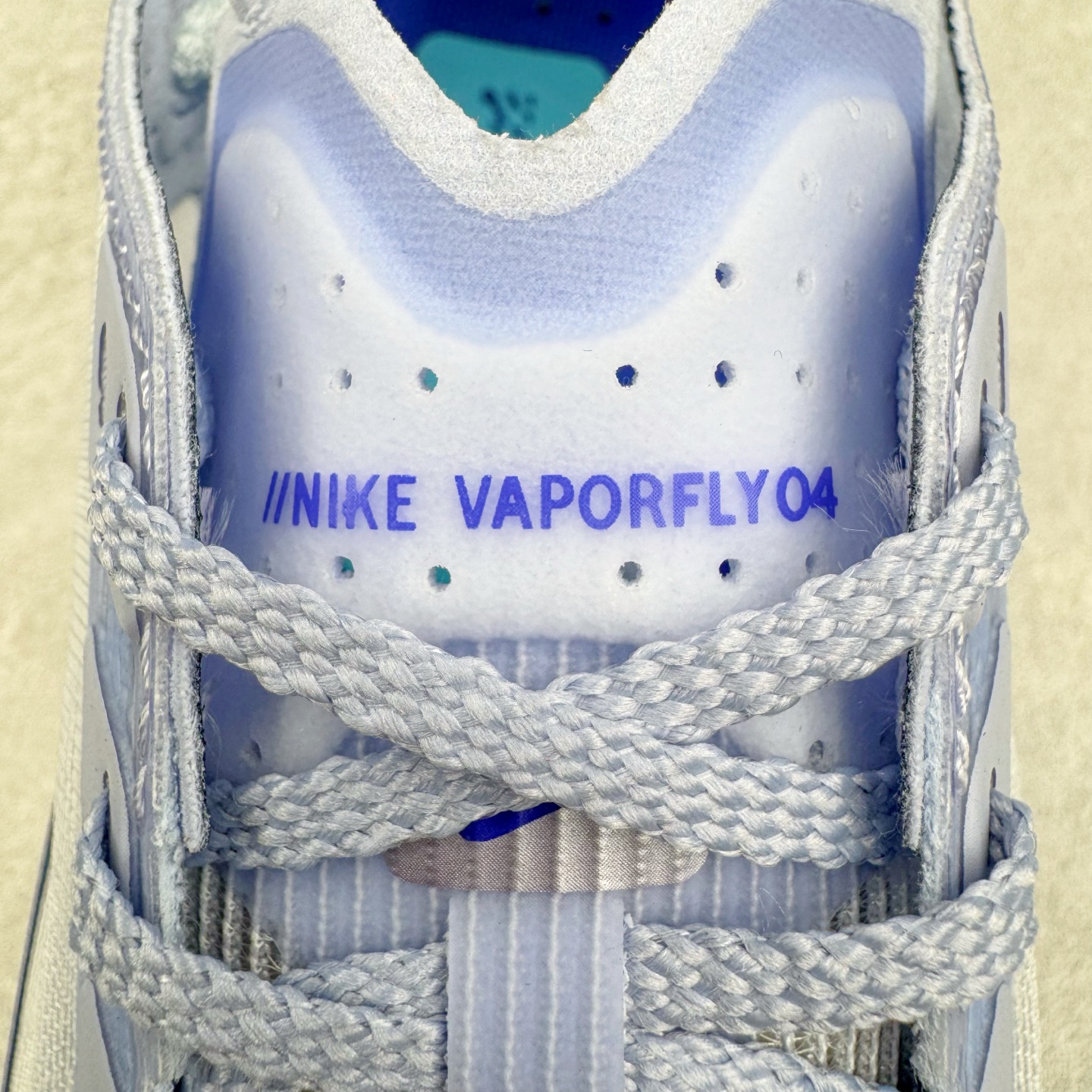 图片[17]-Jakob A. Ingebrigtsen x NK Zoom VaporFly Next 4% 舒适百搭透气回弹低帮短跑马拉松跑步鞋 HF6414-001 采用精致醒目设计，精准诠释雅各布·因格布里格森的风格，聚焦他的核心信念：家庭与夺冠。该鞋款在前代鞋款的基础上减轻重量，但不影响性能表现。碳纤维 Flyplate 结合出众回弹的ZoomX泡绵中底，缔造比赛日佳选，令你快意难挡，疾速冲刺。这款公路竞速跑步鞋具备匠心品质，无论是日常畅跑还是马拉松，皆可轻松驾驭，是雅各布的信赖之选。尺码：36 36.5 37.5 38 38.5 39 40 40.5 41 42 42.5 43 44 44.5 45-选品中心