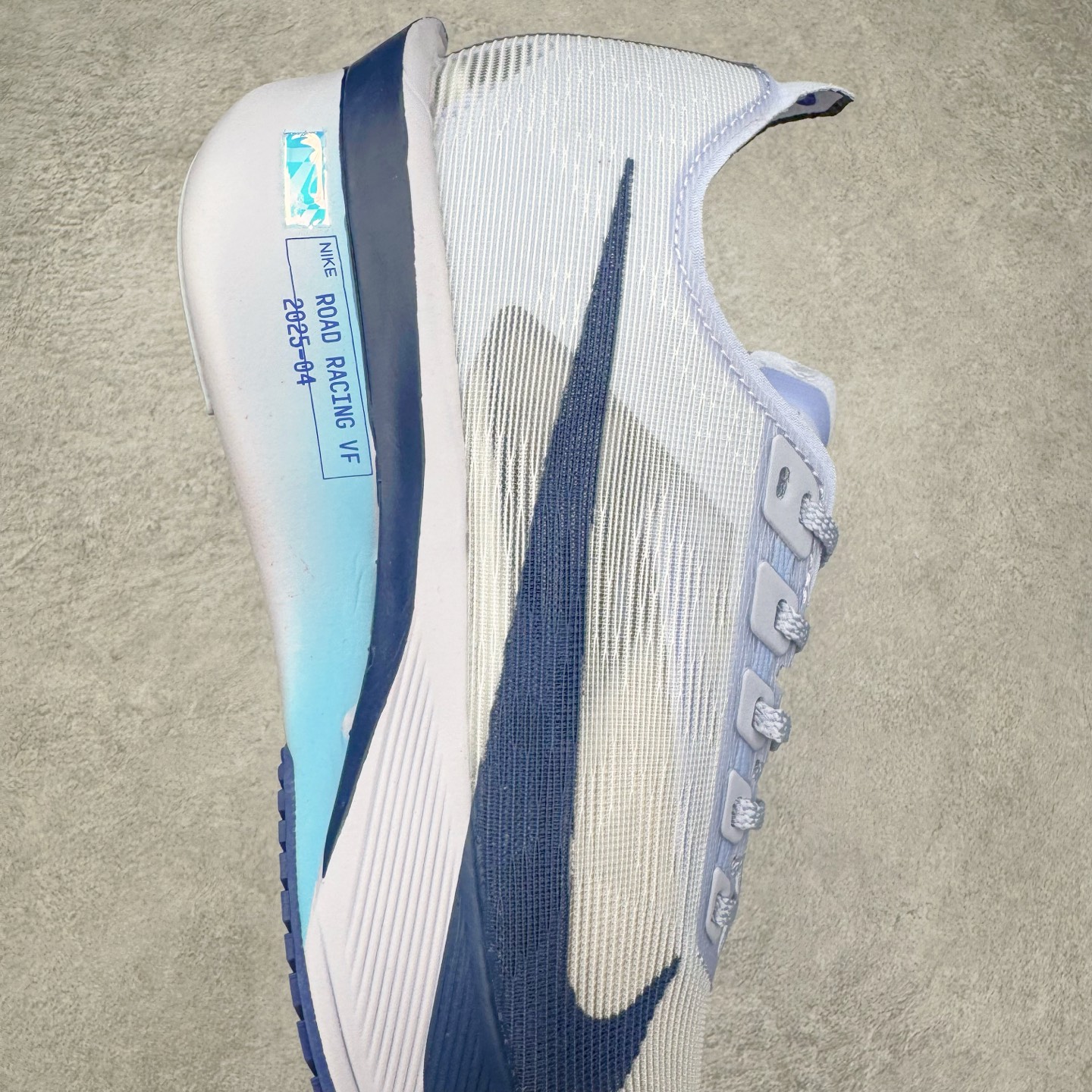 图片[6]-Jakob A. Ingebrigtsen x NK Zoom VaporFly Next 4% 舒适百搭透气回弹低帮短跑马拉松跑步鞋 HF6414-001 采用精致醒目设计，精准诠释雅各布·因格布里格森的风格，聚焦他的核心信念：家庭与夺冠。该鞋款在前代鞋款的基础上减轻重量，但不影响性能表现。碳纤维 Flyplate 结合出众回弹的ZoomX泡绵中底，缔造比赛日佳选，令你快意难挡，疾速冲刺。这款公路竞速跑步鞋具备匠心品质，无论是日常畅跑还是马拉松，皆可轻松驾驭，是雅各布的信赖之选。尺码：36 36.5 37.5 38 38.5 39 40 40.5 41 42 42.5 43 44 44.5 45-选品中心