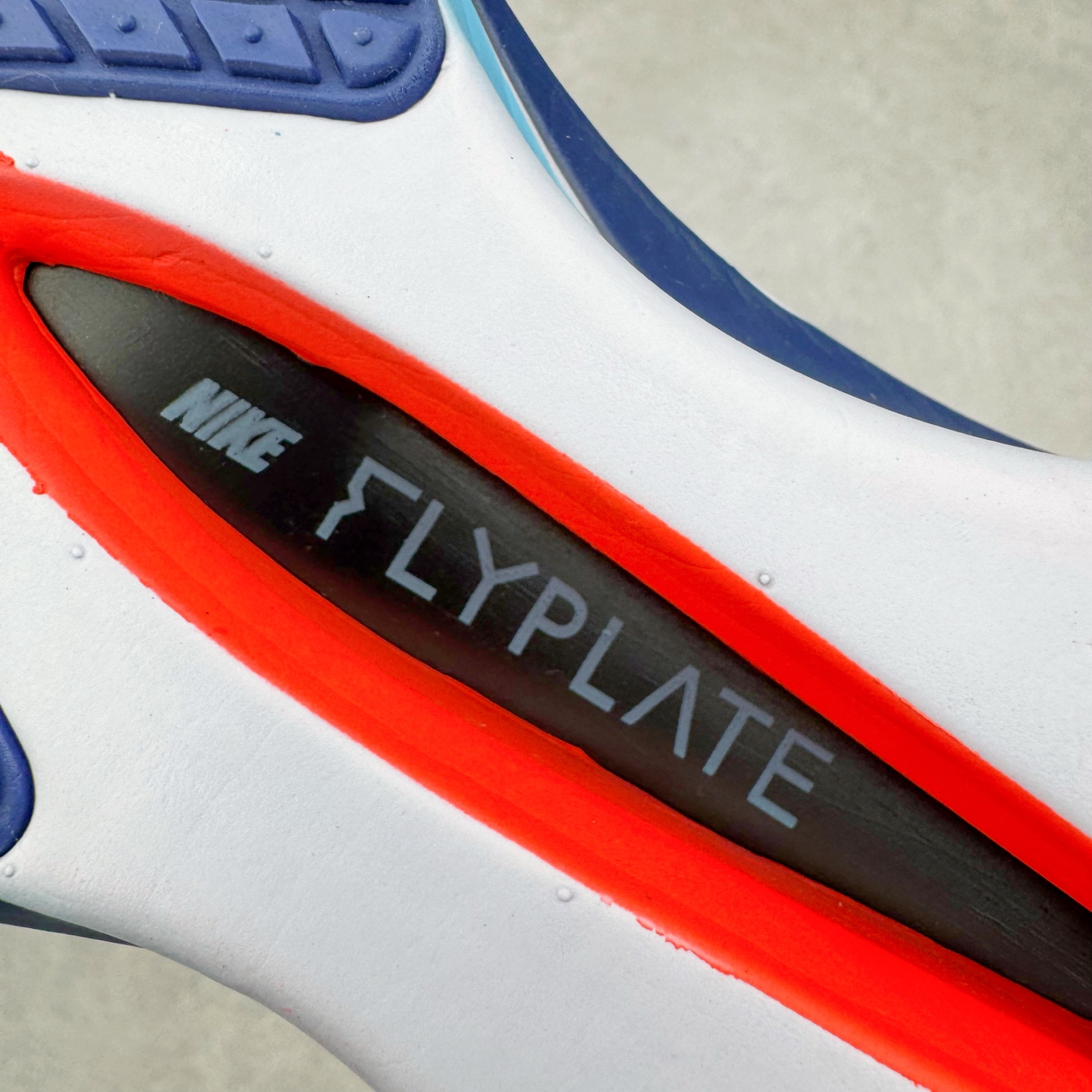 图片[21]-Jakob A. Ingebrigtsen x NK Zoom VaporFly Next 4% 舒适百搭透气回弹低帮短跑马拉松跑步鞋 HF6414-001 采用精致醒目设计，精准诠释雅各布·因格布里格森的风格，聚焦他的核心信念：家庭与夺冠。该鞋款在前代鞋款的基础上减轻重量，但不影响性能表现。碳纤维 Flyplate 结合出众回弹的ZoomX泡绵中底，缔造比赛日佳选，令你快意难挡，疾速冲刺。这款公路竞速跑步鞋具备匠心品质，无论是日常畅跑还是马拉松，皆可轻松驾驭，是雅各布的信赖之选。尺码：36 36.5 37.5 38 38.5 39 40 40.5 41 42 42.5 43 44 44.5 45-选品中心