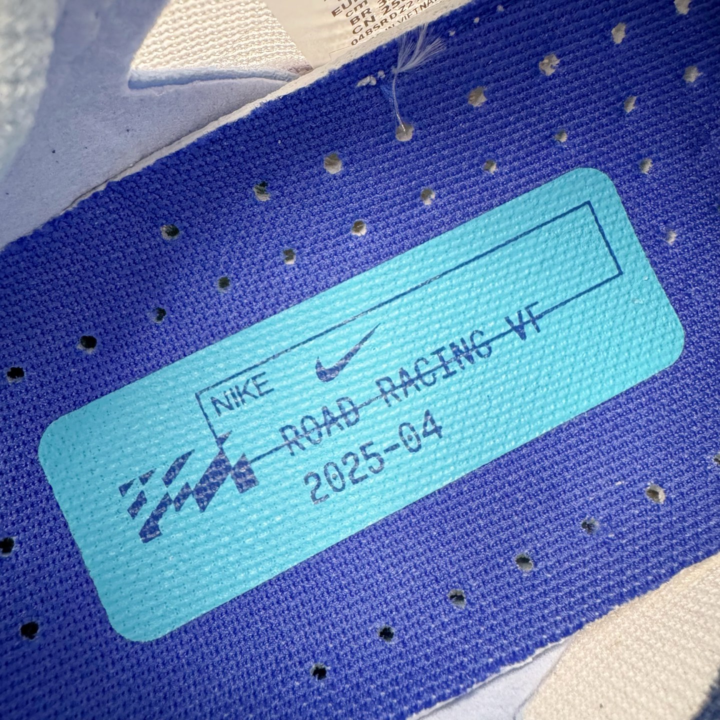 图片[12]-Jakob A. Ingebrigtsen x NK Zoom VaporFly Next 4% 舒适百搭透气回弹低帮短跑马拉松跑步鞋 HF6414-001 采用精致醒目设计，精准诠释雅各布·因格布里格森的风格，聚焦他的核心信念：家庭与夺冠。该鞋款在前代鞋款的基础上减轻重量，但不影响性能表现。碳纤维 Flyplate 结合出众回弹的ZoomX泡绵中底，缔造比赛日佳选，令你快意难挡，疾速冲刺。这款公路竞速跑步鞋具备匠心品质，无论是日常畅跑还是马拉松，皆可轻松驾驭，是雅各布的信赖之选。尺码：36 36.5 37.5 38 38.5 39 40 40.5 41 42 42.5 43 44 44.5 45-选品中心