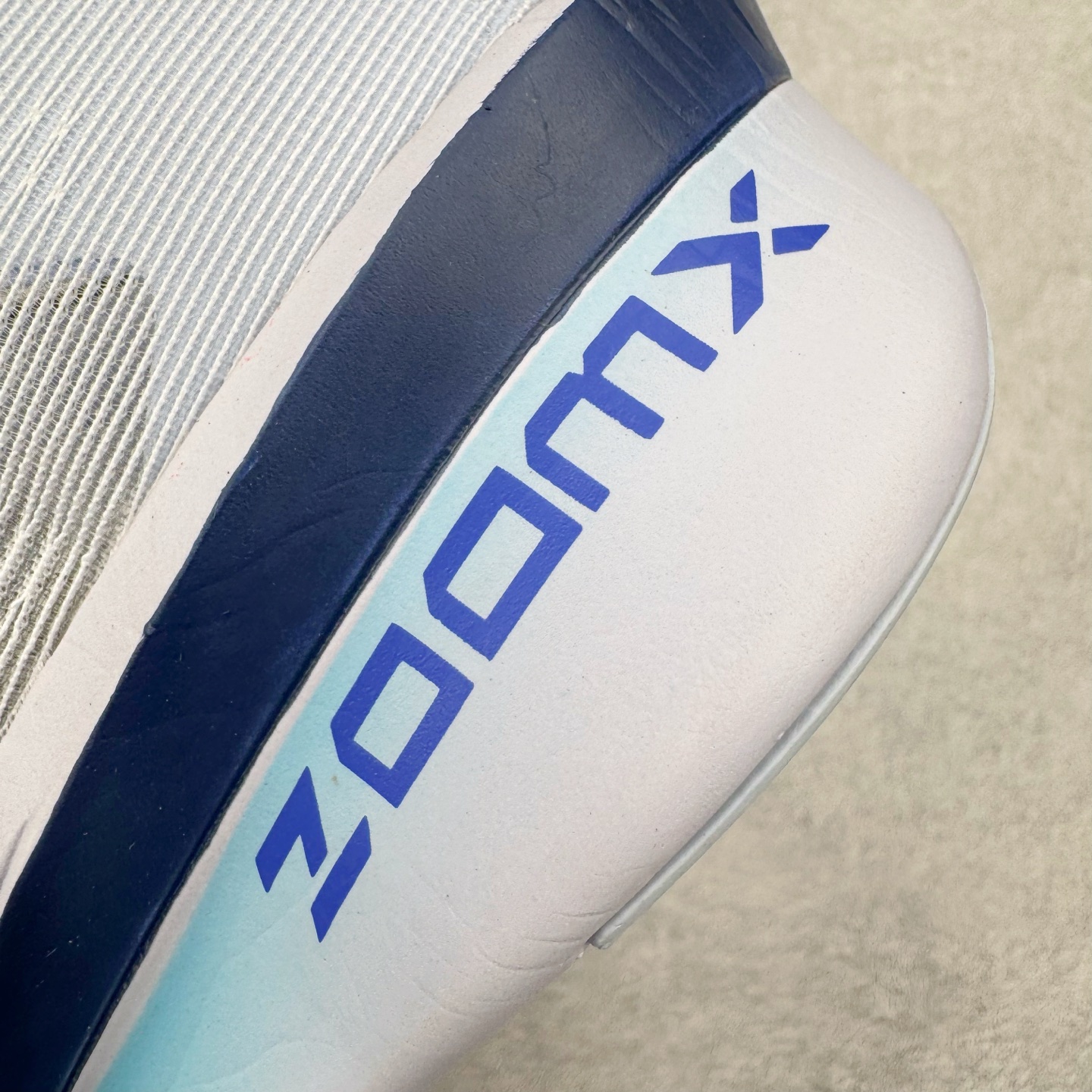 图片[16]-Jakob A. Ingebrigtsen x NK Zoom VaporFly Next 4% 舒适百搭透气回弹低帮短跑马拉松跑步鞋 HF6414-001 采用精致醒目设计，精准诠释雅各布·因格布里格森的风格，聚焦他的核心信念：家庭与夺冠。该鞋款在前代鞋款的基础上减轻重量，但不影响性能表现。碳纤维 Flyplate 结合出众回弹的ZoomX泡绵中底，缔造比赛日佳选，令你快意难挡，疾速冲刺。这款公路竞速跑步鞋具备匠心品质，无论是日常畅跑还是马拉松，皆可轻松驾驭，是雅各布的信赖之选。尺码：36 36.5 37.5 38 38.5 39 40 40.5 41 42 42.5 43 44 44.5 45-选品中心