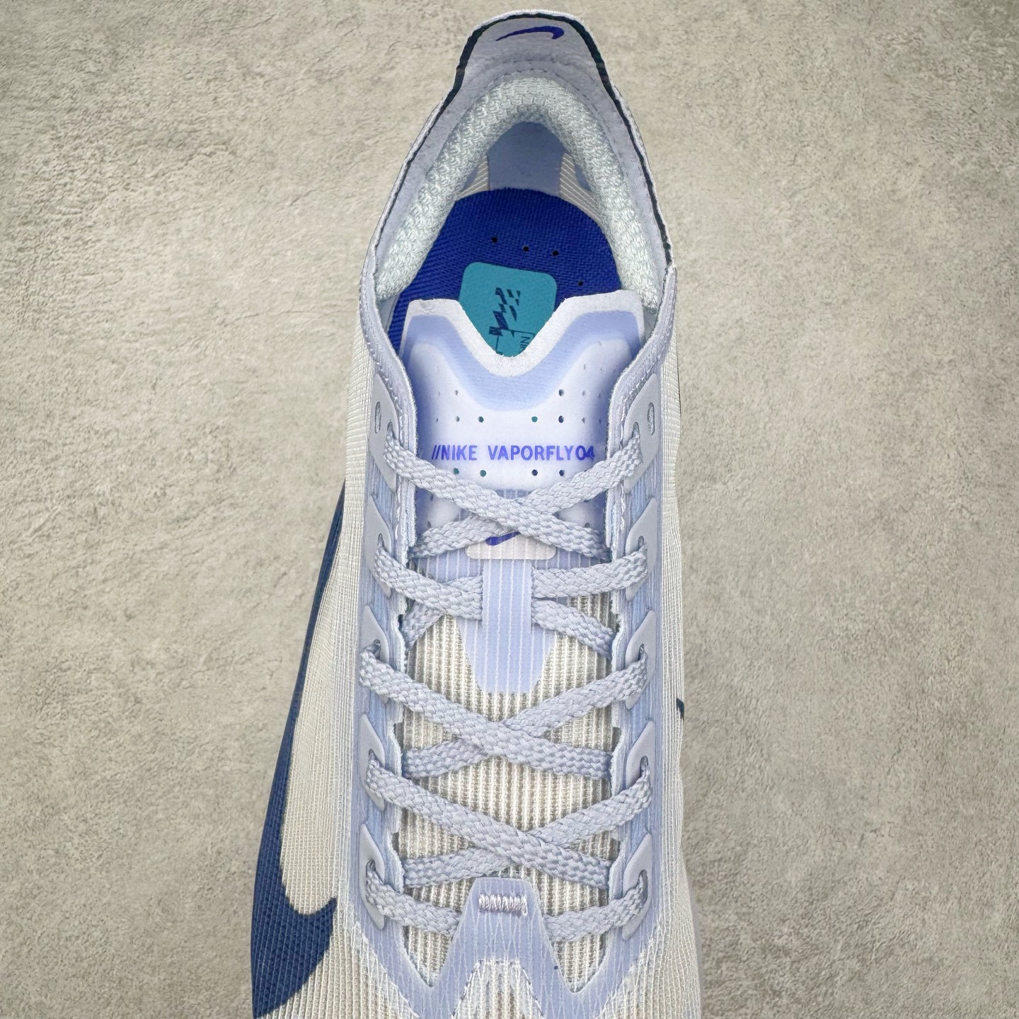 图片[5]-Jakob A. Ingebrigtsen x NK Zoom VaporFly Next 4% 舒适百搭透气回弹低帮短跑马拉松跑步鞋 HF6414-001 采用精致醒目设计，精准诠释雅各布·因格布里格森的风格，聚焦他的核心信念：家庭与夺冠。该鞋款在前代鞋款的基础上减轻重量，但不影响性能表现。碳纤维 Flyplate 结合出众回弹的ZoomX泡绵中底，缔造比赛日佳选，令你快意难挡，疾速冲刺。这款公路竞速跑步鞋具备匠心品质，无论是日常畅跑还是马拉松，皆可轻松驾驭，是雅各布的信赖之选。尺码：36 36.5 37.5 38 38.5 39 40 40.5 41 42 42.5 43 44 44.5 45-选品中心