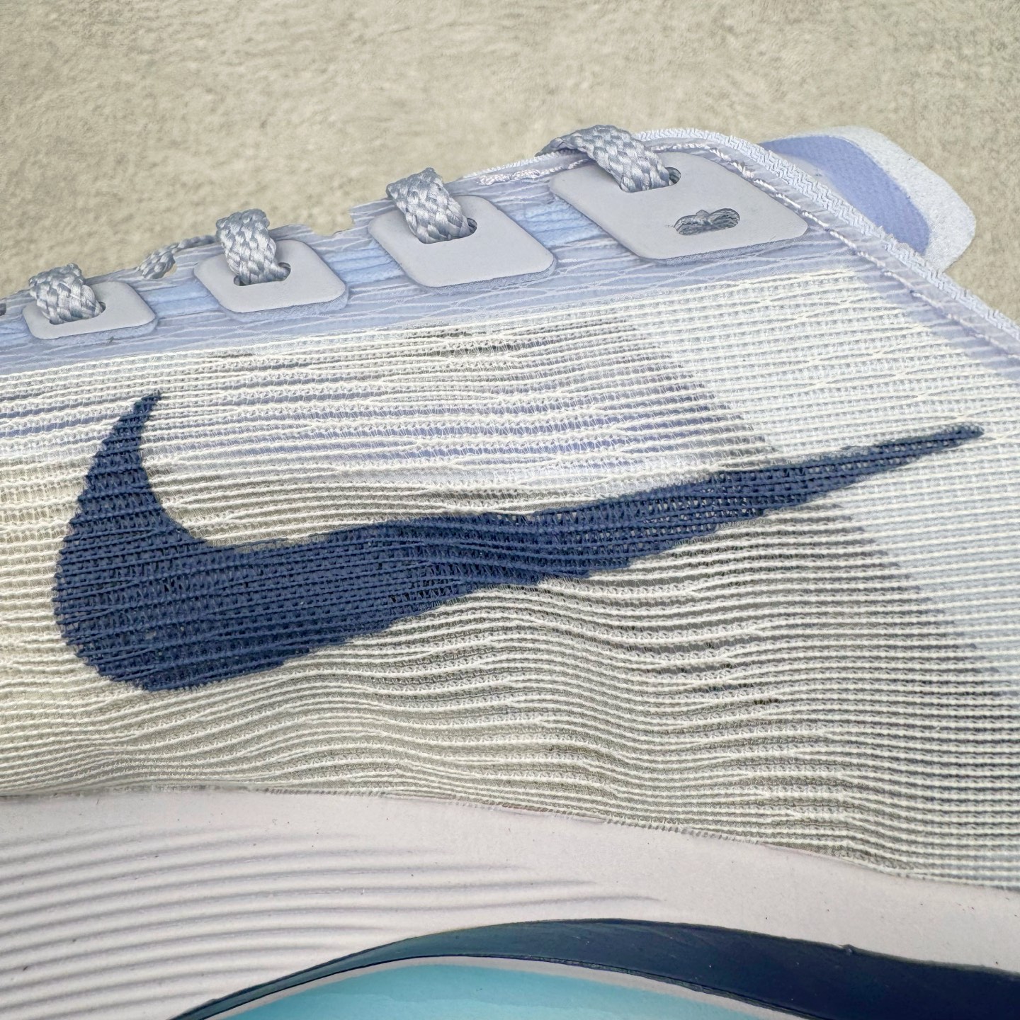 图片[15]-Jakob A. Ingebrigtsen x NK Zoom VaporFly Next 4% 舒适百搭透气回弹低帮短跑马拉松跑步鞋 HF6414-001 采用精致醒目设计，精准诠释雅各布·因格布里格森的风格，聚焦他的核心信念：家庭与夺冠。该鞋款在前代鞋款的基础上减轻重量，但不影响性能表现。碳纤维 Flyplate 结合出众回弹的ZoomX泡绵中底，缔造比赛日佳选，令你快意难挡，疾速冲刺。这款公路竞速跑步鞋具备匠心品质，无论是日常畅跑还是马拉松，皆可轻松驾驭，是雅各布的信赖之选。尺码：36 36.5 37.5 38 38.5 39 40 40.5 41 42 42.5 43 44 44.5 45-选品中心