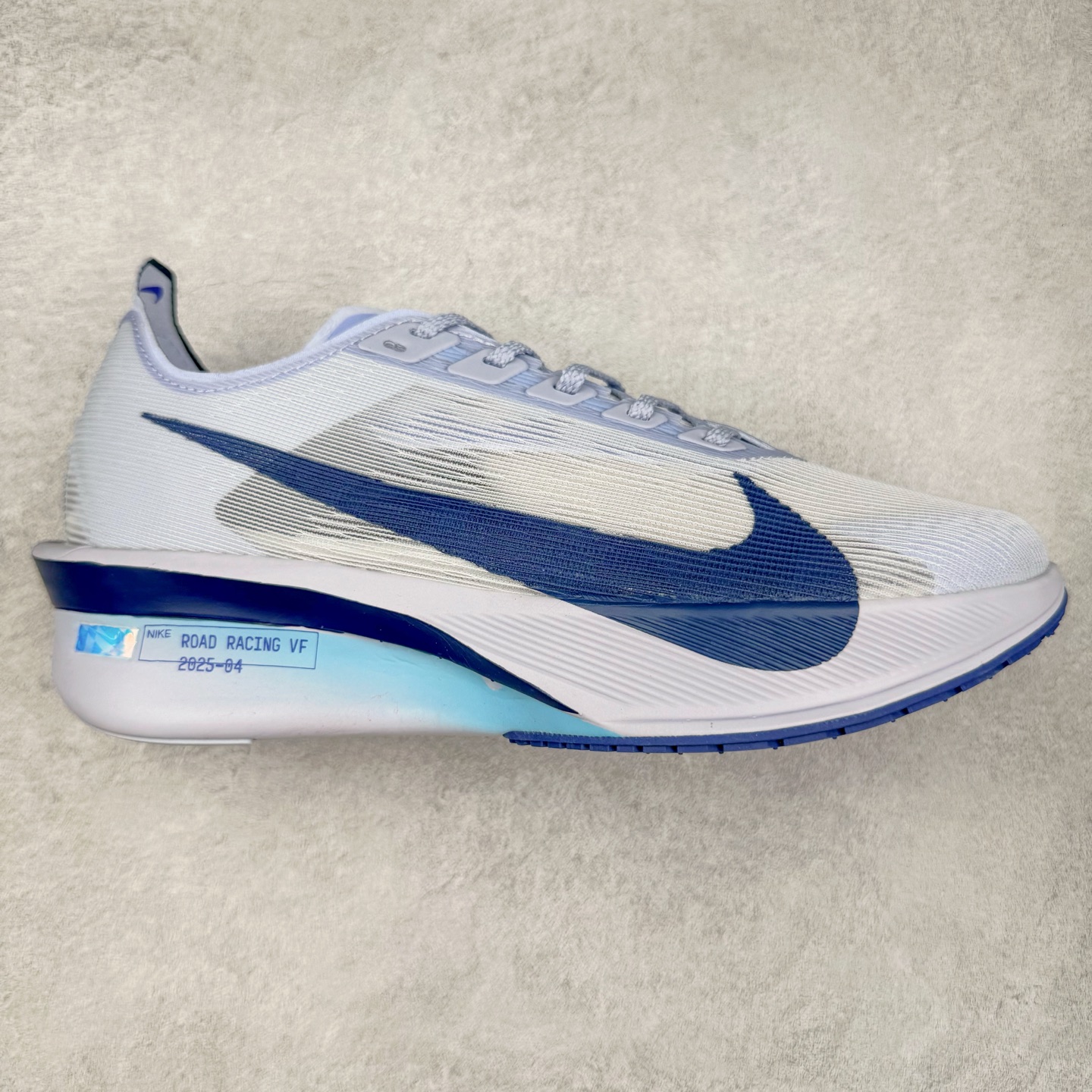Jakob A. Ingebrigtsen x NK Zoom VaporFly Next 4% 舒适百搭透气回弹低帮短跑马拉松跑步鞋 HF6414-001 采用精致醒目设计，精准诠释雅各布·因格布里格森的风格，聚焦他的核心信念：家庭与夺冠。该鞋款在前代鞋款的基础上减轻重量，但不影响性能表现。碳纤维 Flyplate 结合出众回弹的ZoomX泡绵中底，缔造比赛日佳选，令你快意难挡，疾速冲刺。这款公路竞速跑步鞋具备匠心品质，无论是日常畅跑还是马拉松，皆可轻松驾驭，是雅各布的信赖之选。尺码：36 36.5 37.5 38 38.5 39 40 40.5 41 42 42.5 43 44 44.5 45-选品中心