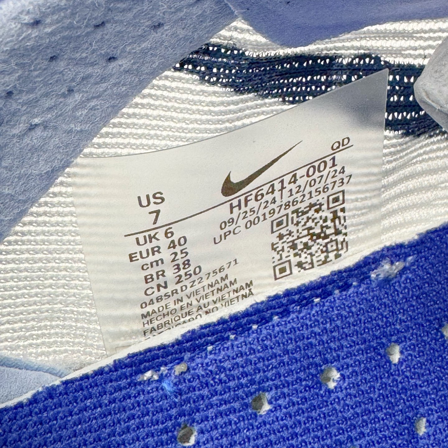 图片[11]-Jakob A. Ingebrigtsen x NK Zoom VaporFly Next 4% 舒适百搭透气回弹低帮短跑马拉松跑步鞋 HF6414-001 采用精致醒目设计，精准诠释雅各布·因格布里格森的风格，聚焦他的核心信念：家庭与夺冠。该鞋款在前代鞋款的基础上减轻重量，但不影响性能表现。碳纤维 Flyplate 结合出众回弹的ZoomX泡绵中底，缔造比赛日佳选，令你快意难挡，疾速冲刺。这款公路竞速跑步鞋具备匠心品质，无论是日常畅跑还是马拉松，皆可轻松驾驭，是雅各布的信赖之选。尺码：36 36.5 37.5 38 38.5 39 40 40.5 41 42 42.5 43 44 44.5 45-选品中心