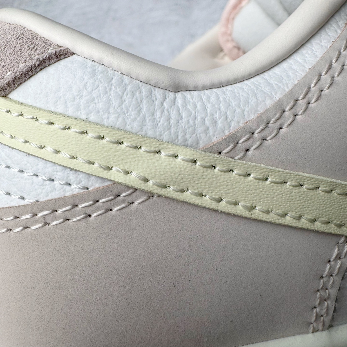 图片[17]-＃YC纯原 NK Dunk Low 柔粉 FB7910-601 实力大厂出品 新配色陆续开发 利润个位数只为口碑 全套原纸板楦头开发 确保原汁原味 完美呈现DUNK版型 一比一鞋头弧度高度鞋身弧度 此版本只针对中端市场 皮料材质有所更替 其他数据细节工艺流程均保持一致 绝不口嗨 细节品控鞋型随意对比 独家私模官方第六代原厂航空铝磨具打磨大底 鞋头坡度极致还原 无解鞋型 原盒原配 圈内天花板工艺 原厂玻璃冲刀 超高清洁度 全鞋零毛边皮料切割 原厂中底布点胶 中底布拉帮走线遵循公司 尺码：36 36.5 37.5 38 38.5 39 40 40.5 41 42 42.5 43 44 44.5 45 46-选品中心