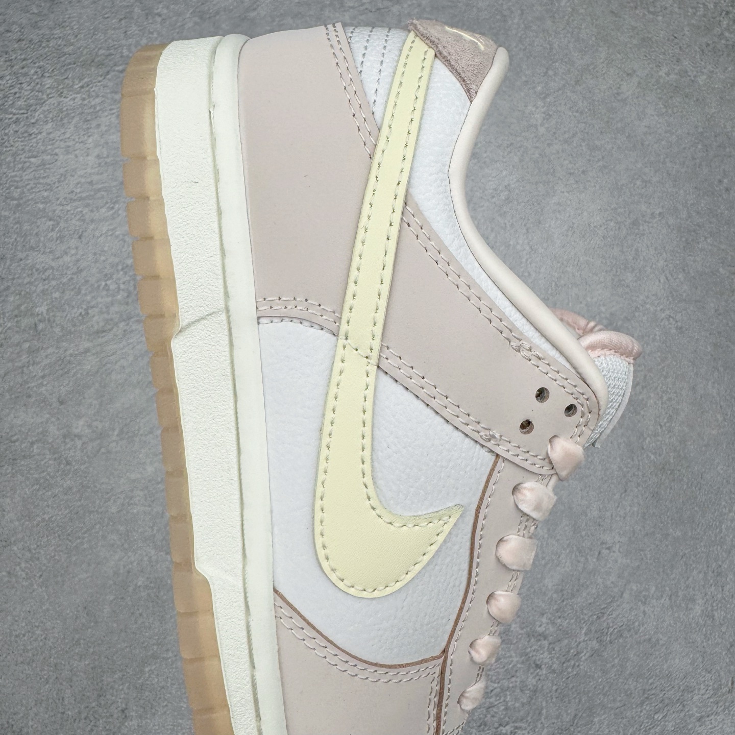 图片[6]-＃YC纯原 NK Dunk Low 柔粉 FB7910-601 实力大厂出品 新配色陆续开发 利润个位数只为口碑 全套原纸板楦头开发 确保原汁原味 完美呈现DUNK版型 一比一鞋头弧度高度鞋身弧度 此版本只针对中端市场 皮料材质有所更替 其他数据细节工艺流程均保持一致 绝不口嗨 细节品控鞋型随意对比 独家私模官方第六代原厂航空铝磨具打磨大底 鞋头坡度极致还原 无解鞋型 原盒原配 圈内天花板工艺 原厂玻璃冲刀 超高清洁度 全鞋零毛边皮料切割 原厂中底布点胶 中底布拉帮走线遵循公司 尺码：36 36.5 37.5 38 38.5 39 40 40.5 41 42 42.5 43 44 44.5 45 46-选品中心