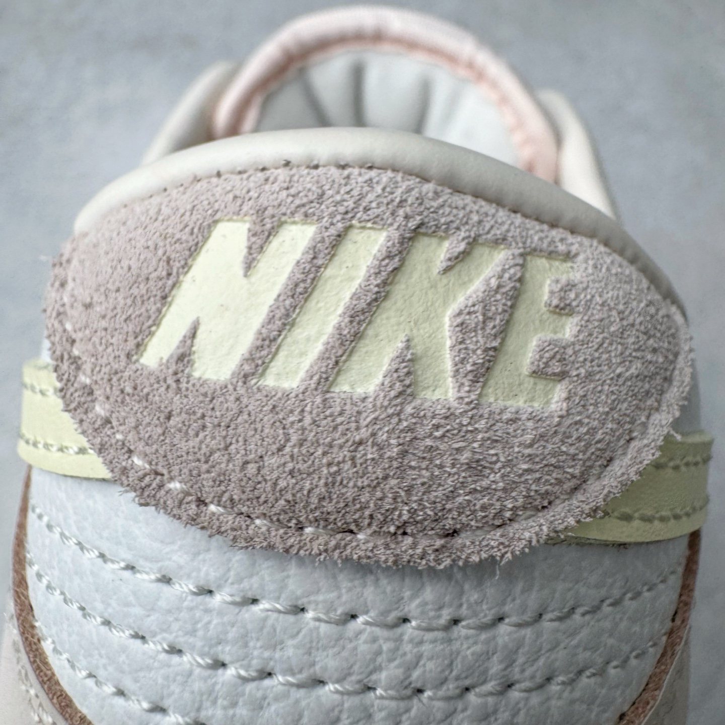 图片[16]-＃YC纯原 NK Dunk Low 柔粉 FB7910-601 实力大厂出品 新配色陆续开发 利润个位数只为口碑 全套原纸板楦头开发 确保原汁原味 完美呈现DUNK版型 一比一鞋头弧度高度鞋身弧度 此版本只针对中端市场 皮料材质有所更替 其他数据细节工艺流程均保持一致 绝不口嗨 细节品控鞋型随意对比 独家私模官方第六代原厂航空铝磨具打磨大底 鞋头坡度极致还原 无解鞋型 原盒原配 圈内天花板工艺 原厂玻璃冲刀 超高清洁度 全鞋零毛边皮料切割 原厂中底布点胶 中底布拉帮走线遵循公司 尺码：36 36.5 37.5 38 38.5 39 40 40.5 41 42 42.5 43 44 44.5 45 46-选品中心
