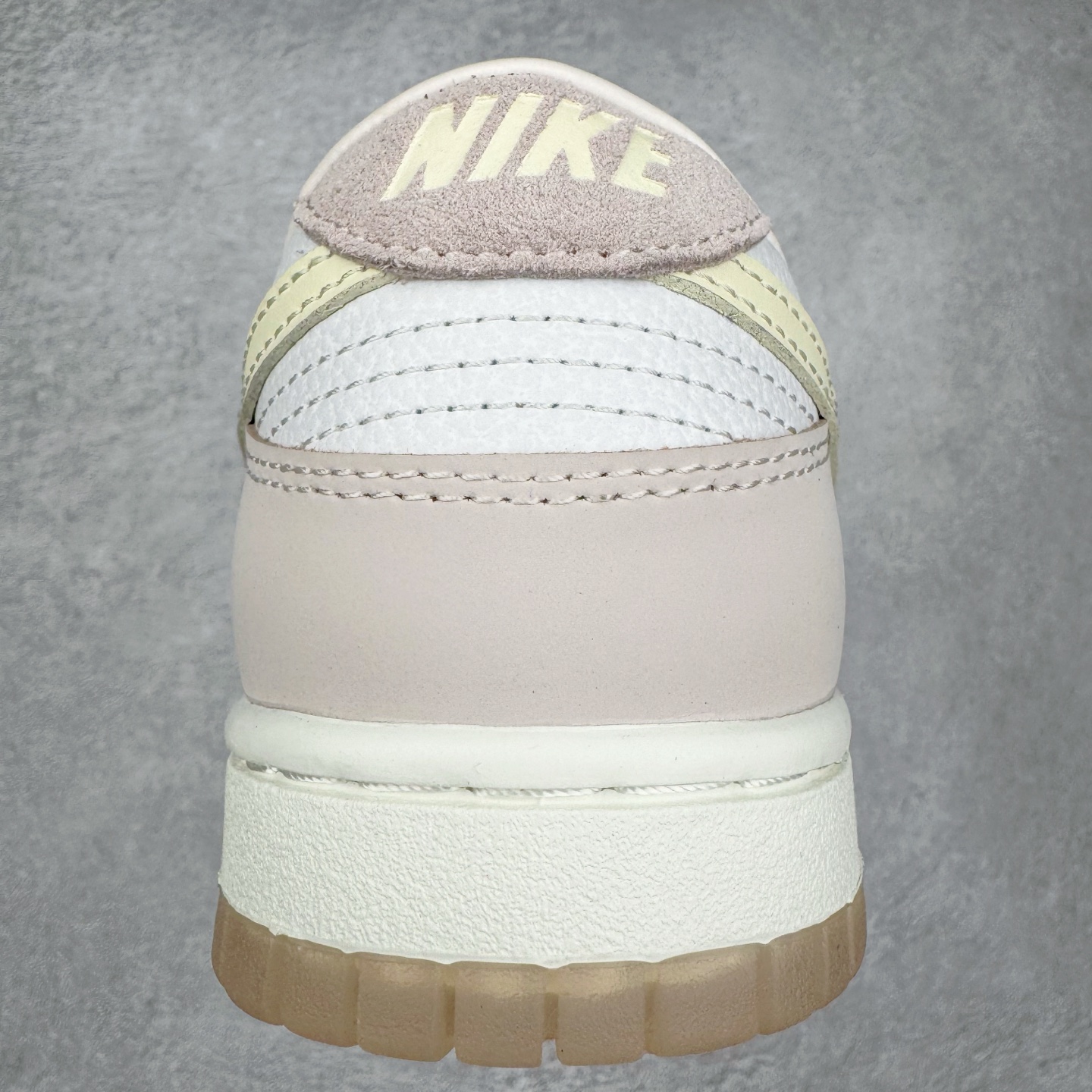 图片[8]-＃YC纯原 NK Dunk Low 柔粉 FB7910-601 实力大厂出品 新配色陆续开发 利润个位数只为口碑 全套原纸板楦头开发 确保原汁原味 完美呈现DUNK版型 一比一鞋头弧度高度鞋身弧度 此版本只针对中端市场 皮料材质有所更替 其他数据细节工艺流程均保持一致 绝不口嗨 细节品控鞋型随意对比 独家私模官方第六代原厂航空铝磨具打磨大底 鞋头坡度极致还原 无解鞋型 原盒原配 圈内天花板工艺 原厂玻璃冲刀 超高清洁度 全鞋零毛边皮料切割 原厂中底布点胶 中底布拉帮走线遵循公司 尺码：36 36.5 37.5 38 38.5 39 40 40.5 41 42 42.5 43 44 44.5 45 46-选品中心