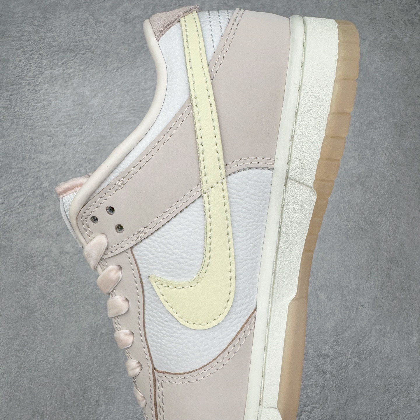 图片[7]-＃YC纯原 NK Dunk Low 柔粉 FB7910-601 实力大厂出品 新配色陆续开发 利润个位数只为口碑 全套原纸板楦头开发 确保原汁原味 完美呈现DUNK版型 一比一鞋头弧度高度鞋身弧度 此版本只针对中端市场 皮料材质有所更替 其他数据细节工艺流程均保持一致 绝不口嗨 细节品控鞋型随意对比 独家私模官方第六代原厂航空铝磨具打磨大底 鞋头坡度极致还原 无解鞋型 原盒原配 圈内天花板工艺 原厂玻璃冲刀 超高清洁度 全鞋零毛边皮料切割 原厂中底布点胶 中底布拉帮走线遵循公司 尺码：36 36.5 37.5 38 38.5 39 40 40.5 41 42 42.5 43 44 44.5 45 46-选品中心