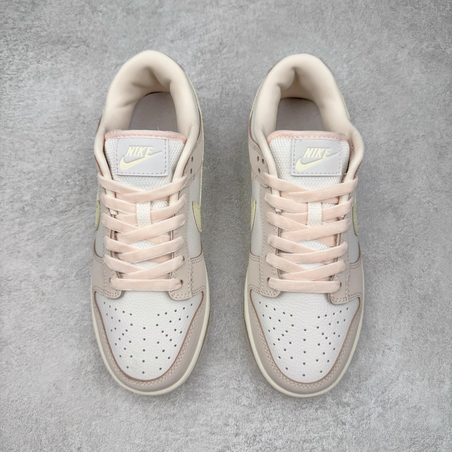 图片[2]-＃YC纯原 NK Dunk Low 柔粉 FB7910-601 实力大厂出品 新配色陆续开发 利润个位数只为口碑 全套原纸板楦头开发 确保原汁原味 完美呈现DUNK版型 一比一鞋头弧度高度鞋身弧度 此版本只针对中端市场 皮料材质有所更替 其他数据细节工艺流程均保持一致 绝不口嗨 细节品控鞋型随意对比 独家私模官方第六代原厂航空铝磨具打磨大底 鞋头坡度极致还原 无解鞋型 原盒原配 圈内天花板工艺 原厂玻璃冲刀 超高清洁度 全鞋零毛边皮料切割 原厂中底布点胶 中底布拉帮走线遵循公司 尺码：36 36.5 37.5 38 38.5 39 40 40.5 41 42 42.5 43 44 44.5 45 46-选品中心