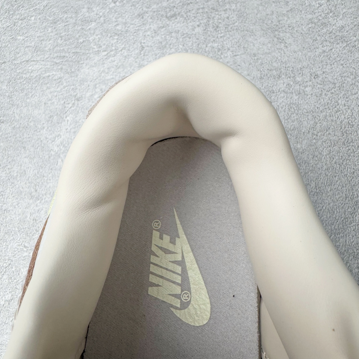 图片[13]-＃YC纯原 NK Dunk Low 柔粉 FB7910-601 实力大厂出品 新配色陆续开发 利润个位数只为口碑 全套原纸板楦头开发 确保原汁原味 完美呈现DUNK版型 一比一鞋头弧度高度鞋身弧度 此版本只针对中端市场 皮料材质有所更替 其他数据细节工艺流程均保持一致 绝不口嗨 细节品控鞋型随意对比 独家私模官方第六代原厂航空铝磨具打磨大底 鞋头坡度极致还原 无解鞋型 原盒原配 圈内天花板工艺 原厂玻璃冲刀 超高清洁度 全鞋零毛边皮料切割 原厂中底布点胶 中底布拉帮走线遵循公司 尺码：36 36.5 37.5 38 38.5 39 40 40.5 41 42 42.5 43 44 44.5 45 46-选品中心