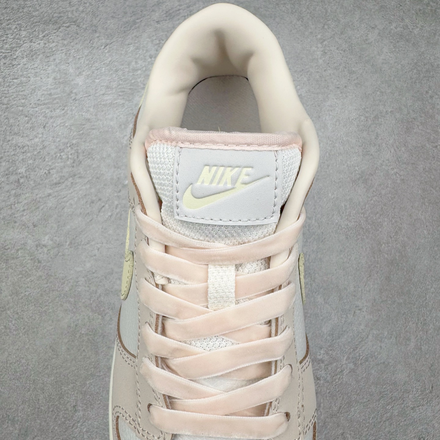 图片[5]-＃YC纯原 NK Dunk Low 柔粉 FB7910-601 实力大厂出品 新配色陆续开发 利润个位数只为口碑 全套原纸板楦头开发 确保原汁原味 完美呈现DUNK版型 一比一鞋头弧度高度鞋身弧度 此版本只针对中端市场 皮料材质有所更替 其他数据细节工艺流程均保持一致 绝不口嗨 细节品控鞋型随意对比 独家私模官方第六代原厂航空铝磨具打磨大底 鞋头坡度极致还原 无解鞋型 原盒原配 圈内天花板工艺 原厂玻璃冲刀 超高清洁度 全鞋零毛边皮料切割 原厂中底布点胶 中底布拉帮走线遵循公司 尺码：36 36.5 37.5 38 38.5 39 40 40.5 41 42 42.5 43 44 44.5 45 46-选品中心