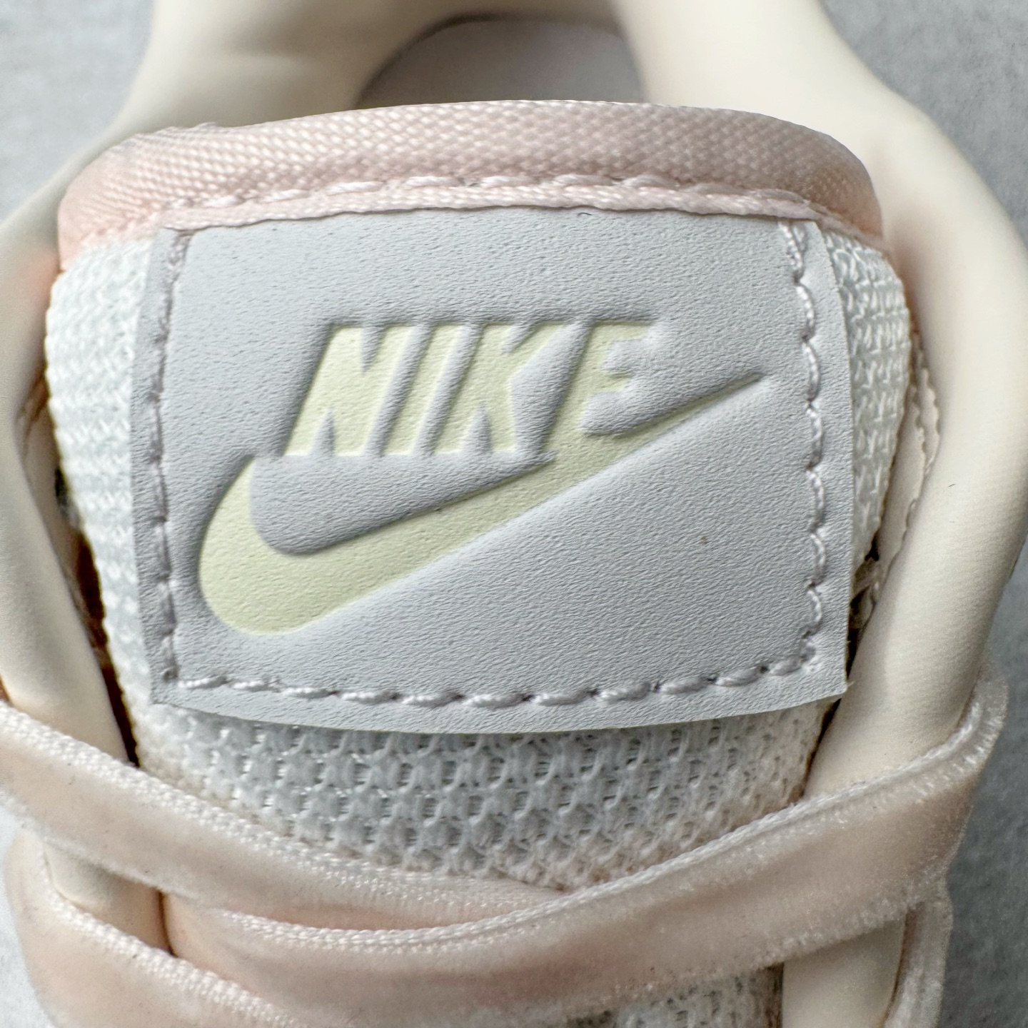 图片[14]-＃YC纯原 NK Dunk Low 柔粉 FB7910-601 实力大厂出品 新配色陆续开发 利润个位数只为口碑 全套原纸板楦头开发 确保原汁原味 完美呈现DUNK版型 一比一鞋头弧度高度鞋身弧度 此版本只针对中端市场 皮料材质有所更替 其他数据细节工艺流程均保持一致 绝不口嗨 细节品控鞋型随意对比 独家私模官方第六代原厂航空铝磨具打磨大底 鞋头坡度极致还原 无解鞋型 原盒原配 圈内天花板工艺 原厂玻璃冲刀 超高清洁度 全鞋零毛边皮料切割 原厂中底布点胶 中底布拉帮走线遵循公司 尺码：36 36.5 37.5 38 38.5 39 40 40.5 41 42 42.5 43 44 44.5 45 46-选品中心