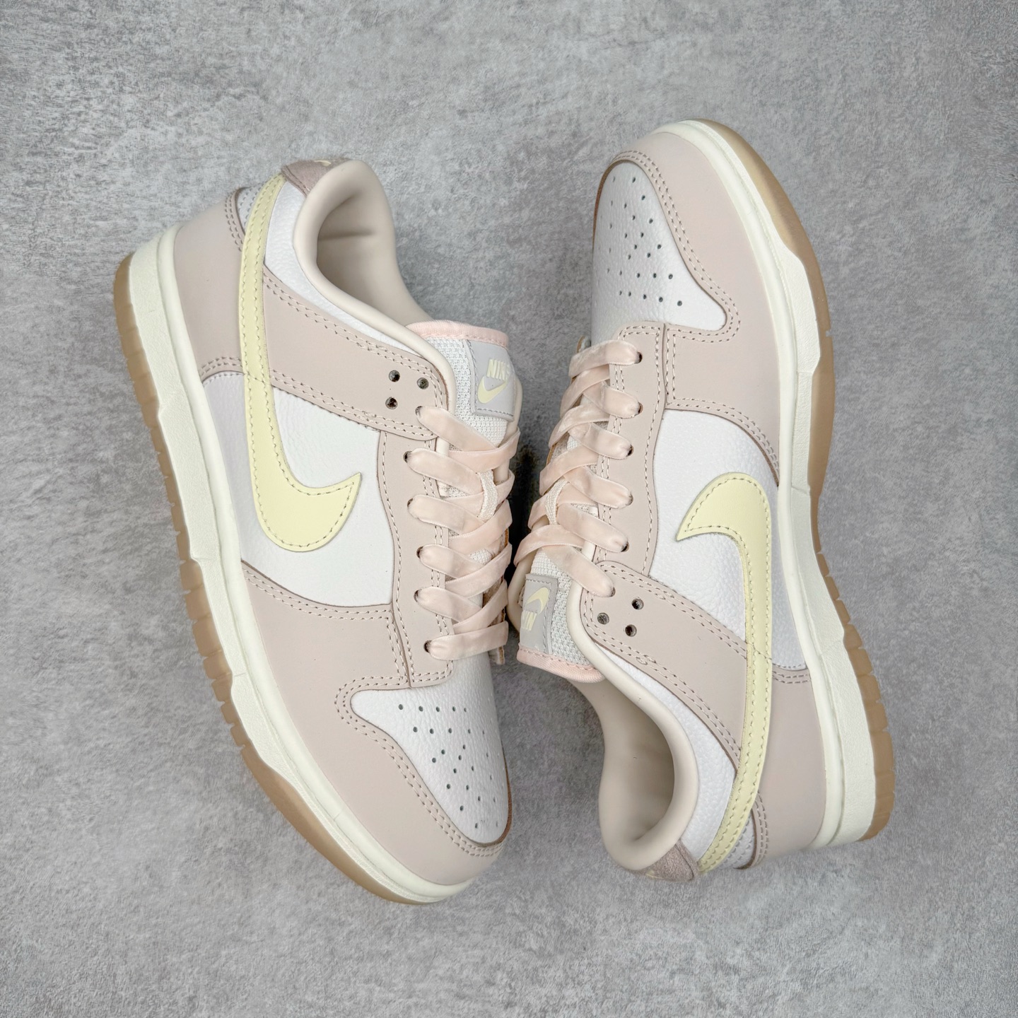 图片[3]-＃YC纯原 NK Dunk Low 柔粉 FB7910-601 实力大厂出品 新配色陆续开发 利润个位数只为口碑 全套原纸板楦头开发 确保原汁原味 完美呈现DUNK版型 一比一鞋头弧度高度鞋身弧度 此版本只针对中端市场 皮料材质有所更替 其他数据细节工艺流程均保持一致 绝不口嗨 细节品控鞋型随意对比 独家私模官方第六代原厂航空铝磨具打磨大底 鞋头坡度极致还原 无解鞋型 原盒原配 圈内天花板工艺 原厂玻璃冲刀 超高清洁度 全鞋零毛边皮料切割 原厂中底布点胶 中底布拉帮走线遵循公司 尺码：36 36.5 37.5 38 38.5 39 40 40.5 41 42 42.5 43 44 44.5 45 46-选品中心