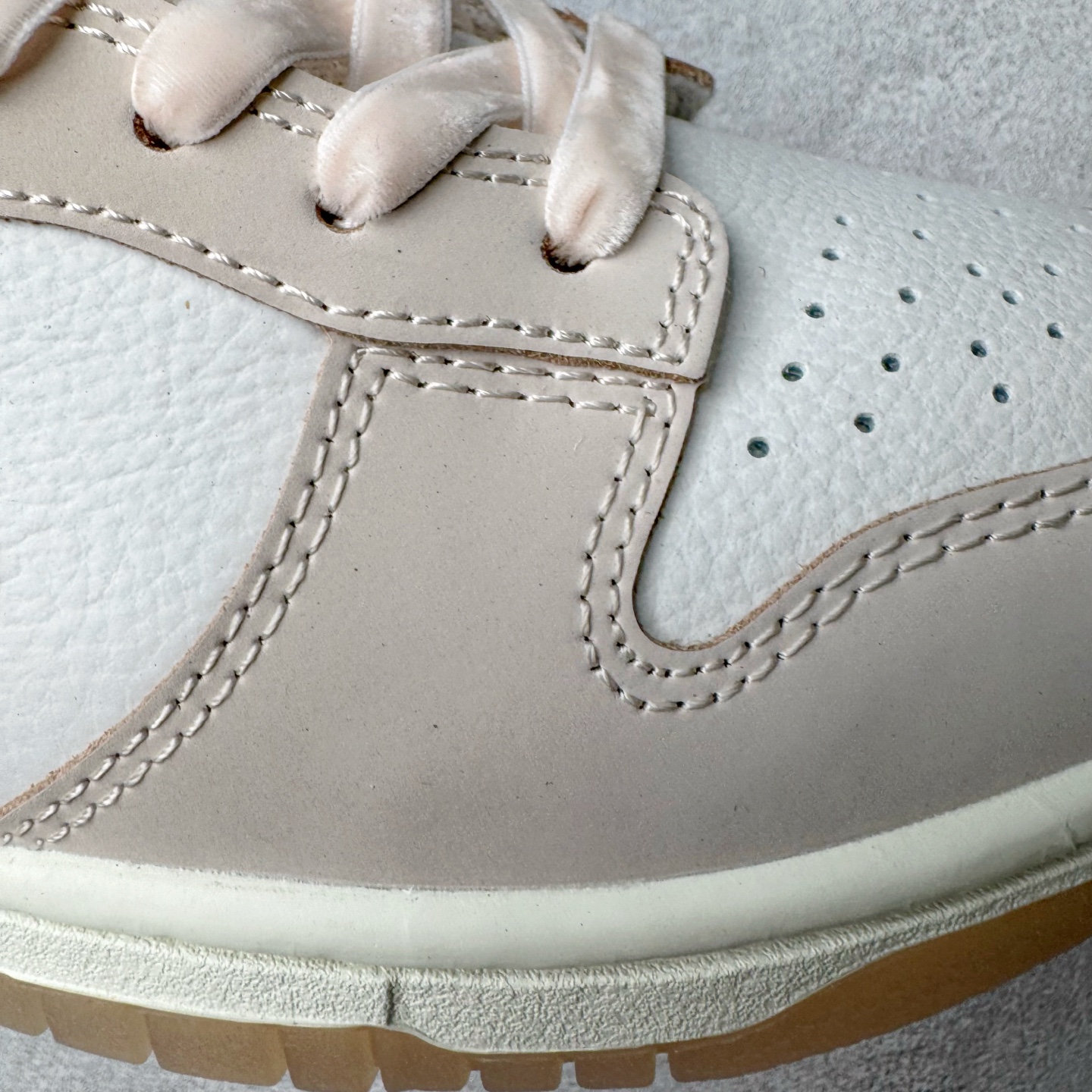 图片[18]-＃YC纯原 NK Dunk Low 柔粉 FB7910-601 实力大厂出品 新配色陆续开发 利润个位数只为口碑 全套原纸板楦头开发 确保原汁原味 完美呈现DUNK版型 一比一鞋头弧度高度鞋身弧度 此版本只针对中端市场 皮料材质有所更替 其他数据细节工艺流程均保持一致 绝不口嗨 细节品控鞋型随意对比 独家私模官方第六代原厂航空铝磨具打磨大底 鞋头坡度极致还原 无解鞋型 原盒原配 圈内天花板工艺 原厂玻璃冲刀 超高清洁度 全鞋零毛边皮料切割 原厂中底布点胶 中底布拉帮走线遵循公司 尺码：36 36.5 37.5 38 38.5 39 40 40.5 41 42 42.5 43 44 44.5 45 46-选品中心