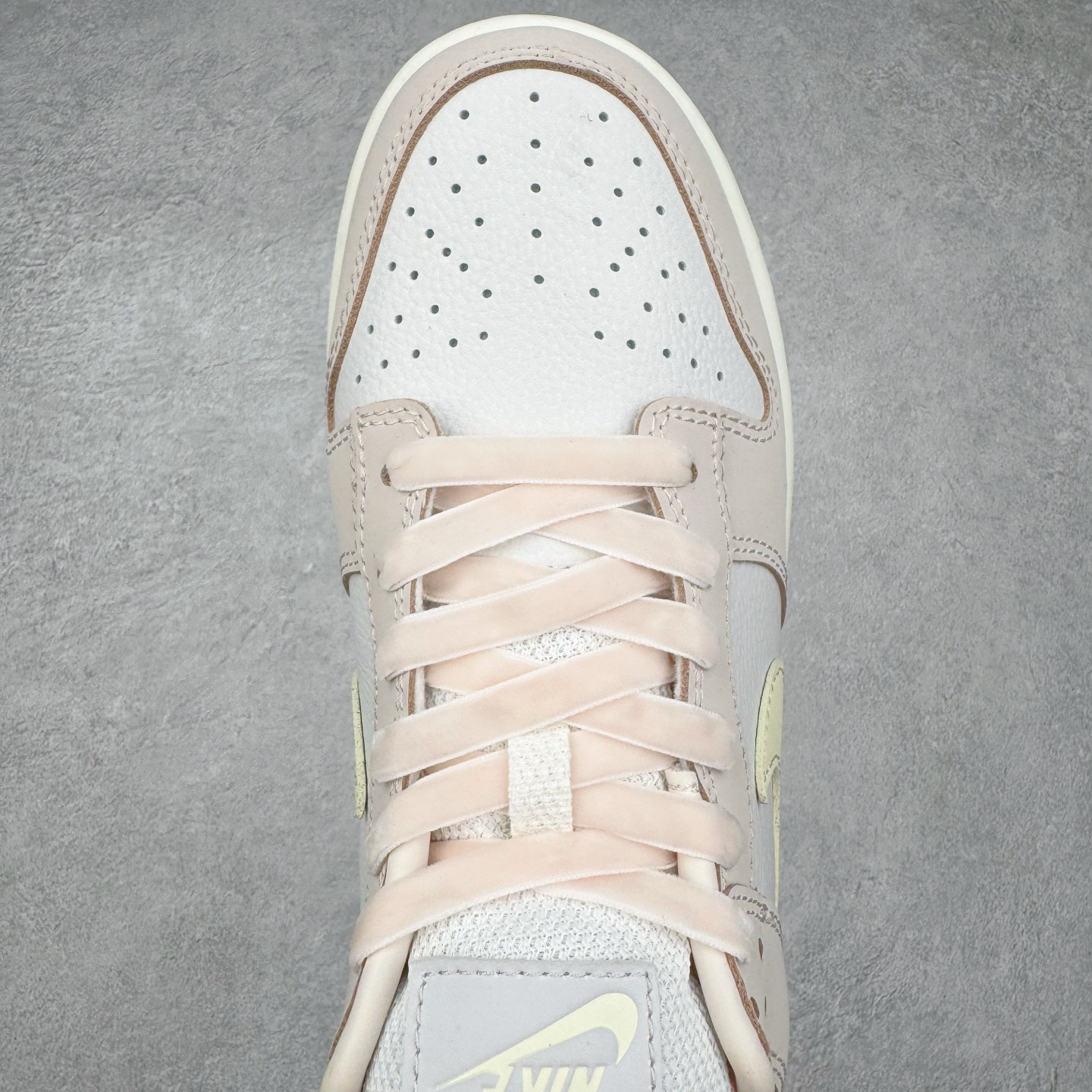 图片[4]-＃YC纯原 NK Dunk Low 柔粉 FB7910-601 实力大厂出品 新配色陆续开发 利润个位数只为口碑 全套原纸板楦头开发 确保原汁原味 完美呈现DUNK版型 一比一鞋头弧度高度鞋身弧度 此版本只针对中端市场 皮料材质有所更替 其他数据细节工艺流程均保持一致 绝不口嗨 细节品控鞋型随意对比 独家私模官方第六代原厂航空铝磨具打磨大底 鞋头坡度极致还原 无解鞋型 原盒原配 圈内天花板工艺 原厂玻璃冲刀 超高清洁度 全鞋零毛边皮料切割 原厂中底布点胶 中底布拉帮走线遵循公司 尺码：36 36.5 37.5 38 38.5 39 40 40.5 41 42 42.5 43 44 44.5 45 46-选品中心