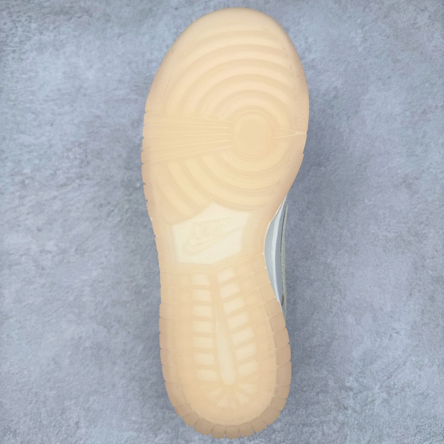 图片[9]-＃YC纯原 NK Dunk Low 柔粉 FB7910-601 实力大厂出品 新配色陆续开发 利润个位数只为口碑 全套原纸板楦头开发 确保原汁原味 完美呈现DUNK版型 一比一鞋头弧度高度鞋身弧度 此版本只针对中端市场 皮料材质有所更替 其他数据细节工艺流程均保持一致 绝不口嗨 细节品控鞋型随意对比 独家私模官方第六代原厂航空铝磨具打磨大底 鞋头坡度极致还原 无解鞋型 原盒原配 圈内天花板工艺 原厂玻璃冲刀 超高清洁度 全鞋零毛边皮料切割 原厂中底布点胶 中底布拉帮走线遵循公司 尺码：36 36.5 37.5 38 38.5 39 40 40.5 41 42 42.5 43 44 44.5 45 46-选品中心