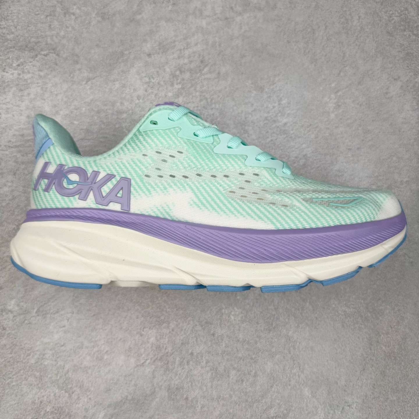 图片[4]-HOKA ONE ONE Clifton 克里夫顿9代专业性能减震公路跑步鞋 轻盈透气的针织网面和纱线的使用让鞋面更挺拔 增强鞋面的强度和支撑性能 搭配柔软的鞋舌 让双脚在舒适包裹中跑的更加畅快 全新泡棉中底 柔软的同时增强回弹性能 为不同跑者提供更平稳流畅的脚感 带来全面的缓冲保护 根据人体工程学设计的延长拉襟 后跟处弹软的海绵填充舒适固定 避免掉跟和摩擦 相比上一代光滑的内衬 Clifton 9的内衬增强了摩擦力 避免双脚在鞋内滑动 尺码：36 36.5 37.5 38 38.5 39 40 40.5 41 42 42.5 43 44 44.5 45-选品中心