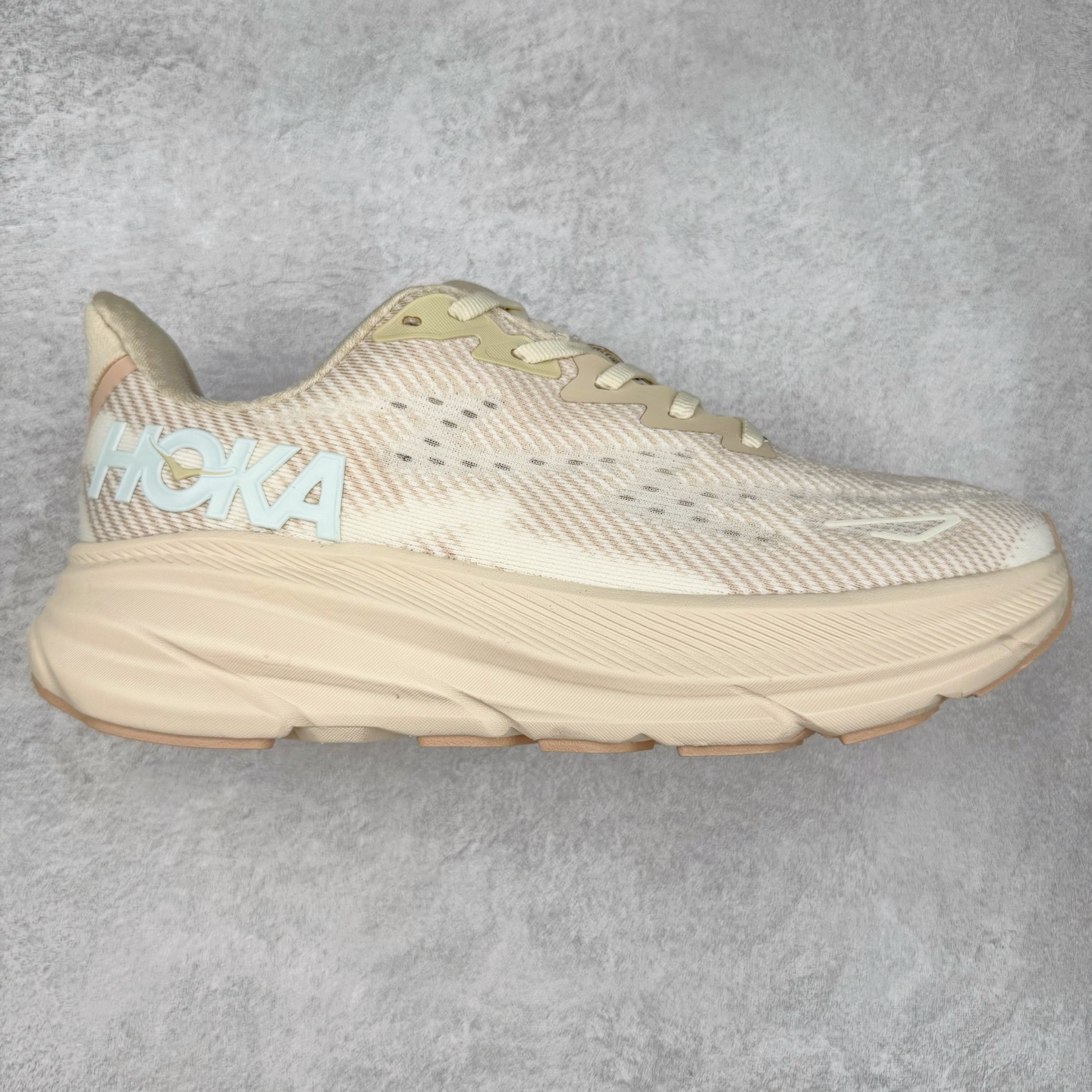 HOKA ONE ONE Clifton 克里夫顿9代专业性能减震公路跑步鞋 轻盈透气的针织网面和纱线的使用让鞋面更挺拔 增强鞋面的强度和支撑性能 搭配柔软的鞋舌 让双脚在舒适包裹中跑的更加畅快 全新泡棉中底 柔软的同时增强回弹性能 为不同跑者提供更平稳流畅的脚感 带来全面的缓冲保护 根据人体工程学设计的延长拉襟 后跟处弹软的海绵填充舒适固定 避免掉跟和摩擦 相比上一代光滑的内衬 Clifton 9的内衬增强了摩擦力 避免双脚在鞋内滑动 尺码：36 36.5 37.5 38 38.5 39 40 40.5 41 42 42.5 43 44 44.5 45-选品中心