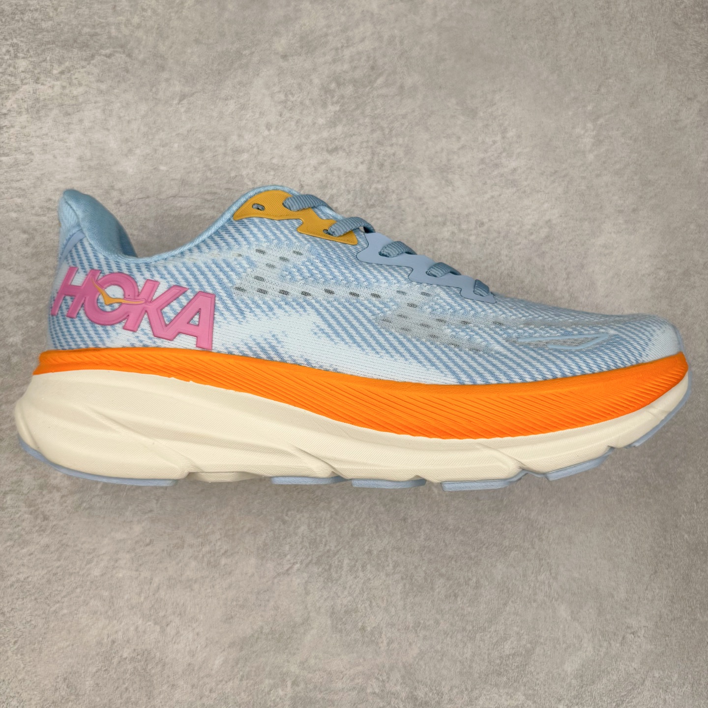 图片[9]-HOKA ONE ONE Clifton 克里夫顿9代专业性能减震公路跑步鞋 轻盈透气的针织网面和纱线的使用让鞋面更挺拔 增强鞋面的强度和支撑性能 搭配柔软的鞋舌 让双脚在舒适包裹中跑的更加畅快 全新泡棉中底 柔软的同时增强回弹性能 为不同跑者提供更平稳流畅的脚感 带来全面的缓冲保护 根据人体工程学设计的延长拉襟 后跟处弹软的海绵填充舒适固定 避免掉跟和摩擦 相比上一代光滑的内衬 Clifton 9的内衬增强了摩擦力 避免双脚在鞋内滑动 尺码：36 36.5 37.5 38 38.5 39 40 40.5 41 42 42.5 43 44 44.5 45-选品中心