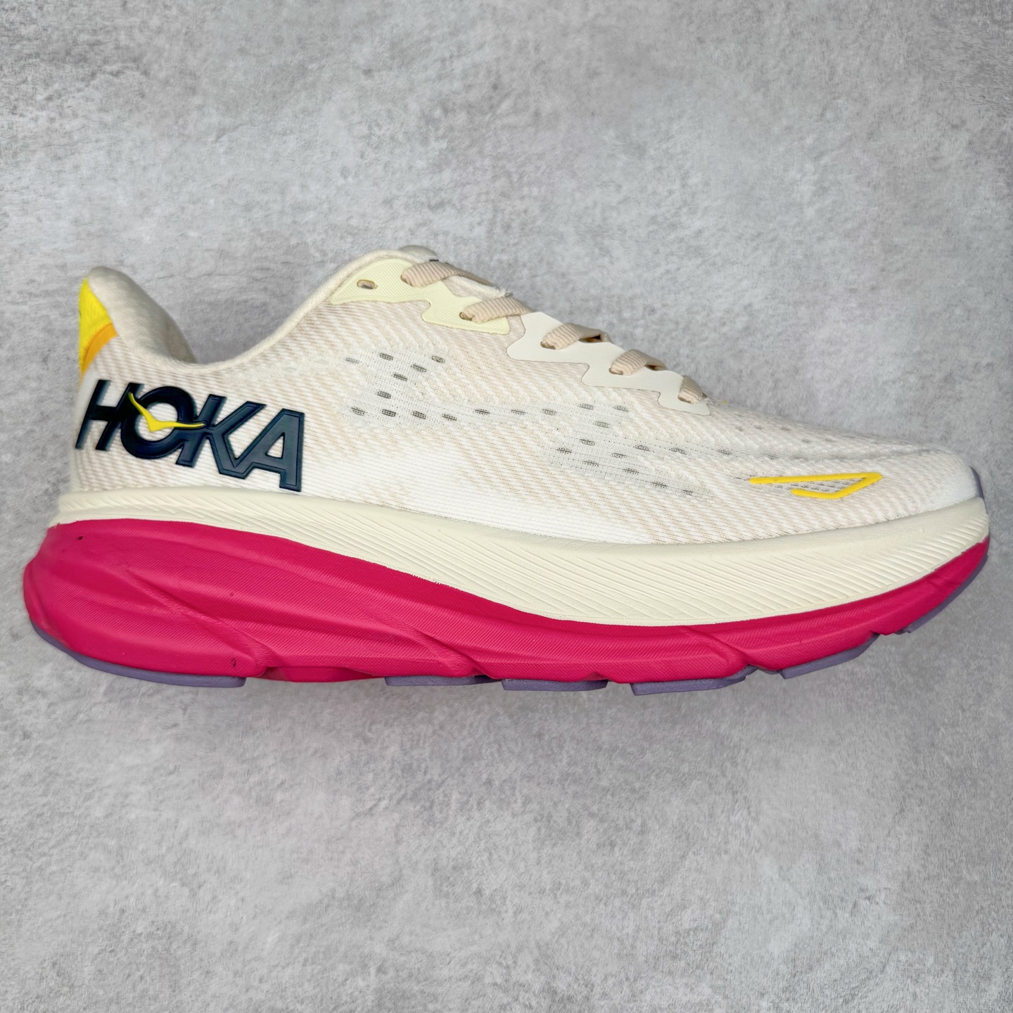 图片[3]-HOKA ONE ONE Clifton 克里夫顿9代专业性能减震公路跑步鞋 轻盈透气的针织网面和纱线的使用让鞋面更挺拔 增强鞋面的强度和支撑性能 搭配柔软的鞋舌 让双脚在舒适包裹中跑的更加畅快 全新泡棉中底 柔软的同时增强回弹性能 为不同跑者提供更平稳流畅的脚感 带来全面的缓冲保护 根据人体工程学设计的延长拉襟 后跟处弹软的海绵填充舒适固定 避免掉跟和摩擦 相比上一代光滑的内衬 Clifton 9的内衬增强了摩擦力 避免双脚在鞋内滑动 尺码：36 36.5 37.5 38 38.5 39 40 40.5 41 42 42.5 43 44 44.5 45-选品中心