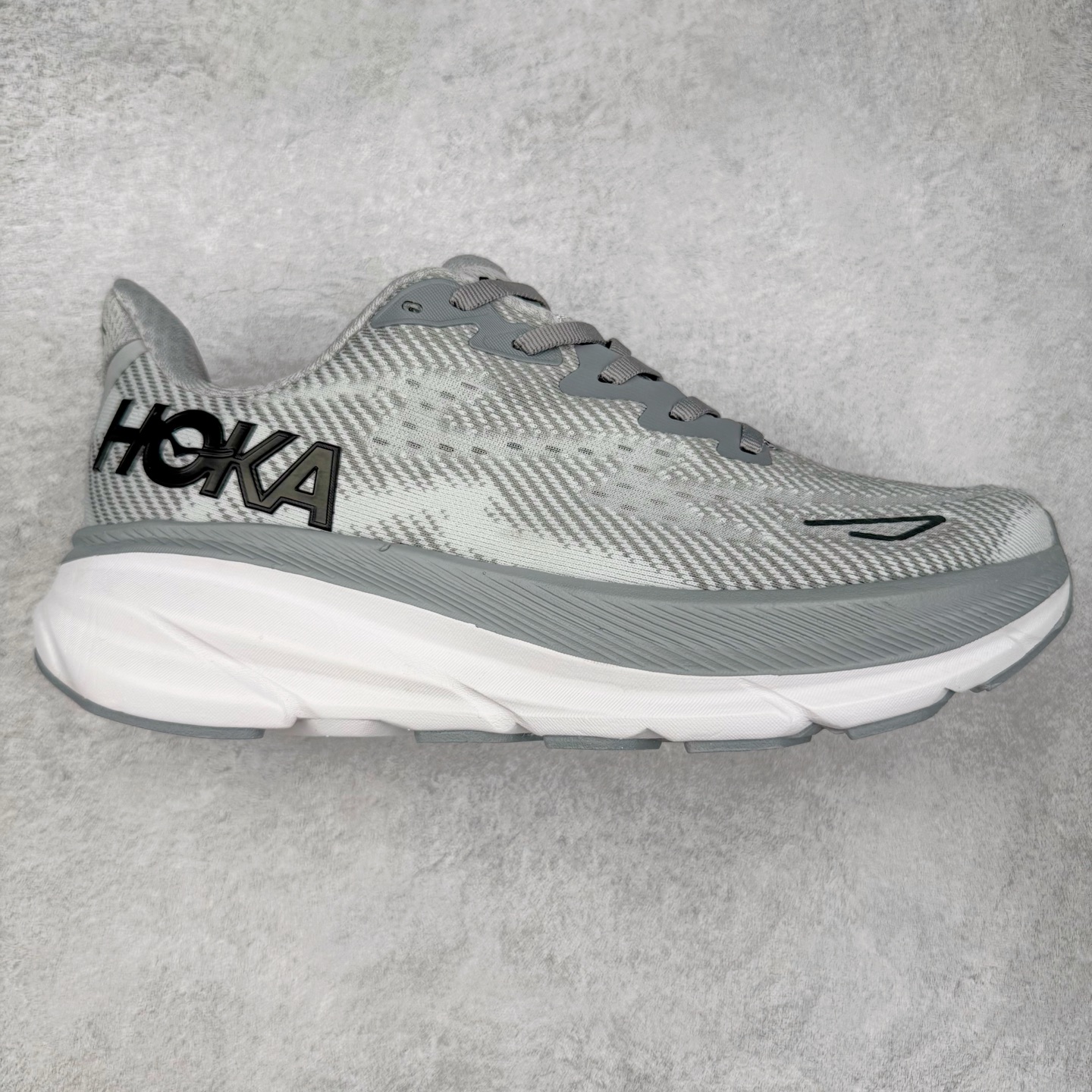 图片[6]-HOKA ONE ONE Clifton 克里夫顿9代专业性能减震公路跑步鞋 轻盈透气的针织网面和纱线的使用让鞋面更挺拔 增强鞋面的强度和支撑性能 搭配柔软的鞋舌 让双脚在舒适包裹中跑的更加畅快 全新泡棉中底 柔软的同时增强回弹性能 为不同跑者提供更平稳流畅的脚感 带来全面的缓冲保护 根据人体工程学设计的延长拉襟 后跟处弹软的海绵填充舒适固定 避免掉跟和摩擦 相比上一代光滑的内衬 Clifton 9的内衬增强了摩擦力 避免双脚在鞋内滑动 尺码：36 36.5 37.5 38 38.5 39 40 40.5 41 42 42.5 43 44 44.5 45-选品中心