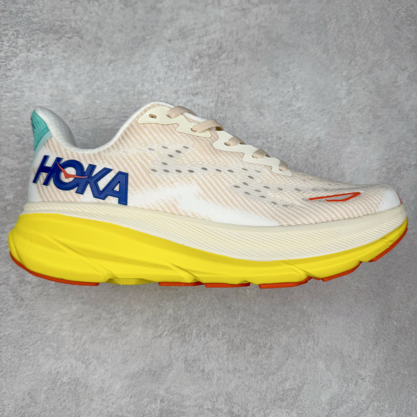 HOKA ONE ONE Clifton 克里夫顿9代专业性能减震公路跑步鞋 轻盈透气的针织网面和纱线的使用让鞋面更挺拔 增强鞋面的强度和支撑性能 搭配柔软的鞋舌 让双脚在舒适包裹中跑的更加畅快 全新泡棉中底 柔软的同时增强回弹性能 为不同跑者提供更平稳流畅的脚感 带来全面的缓冲保护 根据人体工程学设计的延长拉襟 后跟处弹软的海绵填充舒适固定 避免掉跟和摩擦 相比上一代光滑的内衬 Clifton 9的内衬增强了摩擦力 避免双脚在鞋内滑动 尺码：36 36.5 37.5 38 38.5 39 40 40.5 41 42 42.5 43 44 44.5 45-选品中心