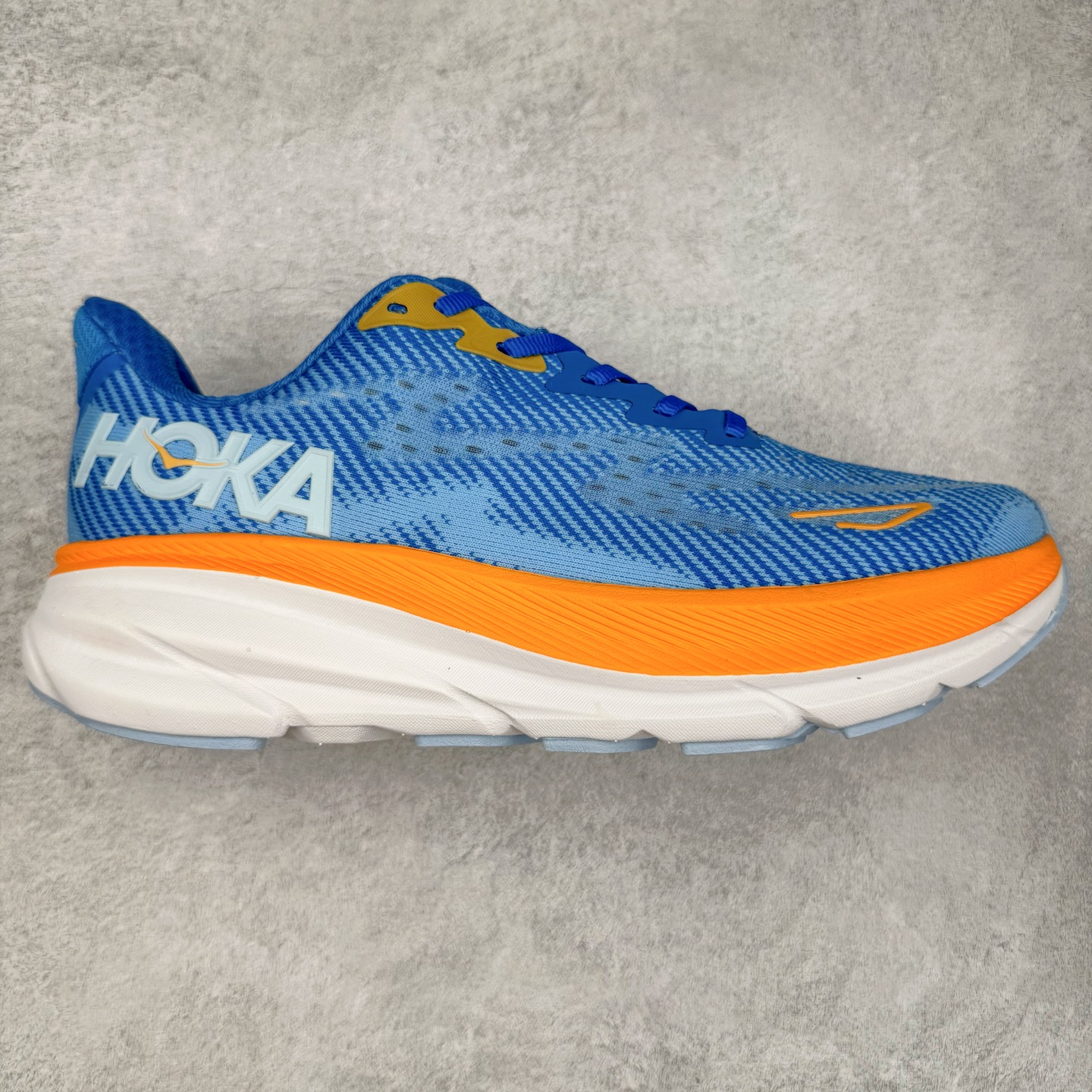 图片[7]-HOKA ONE ONE Clifton 克里夫顿9代专业性能减震公路跑步鞋 轻盈透气的针织网面和纱线的使用让鞋面更挺拔 增强鞋面的强度和支撑性能 搭配柔软的鞋舌 让双脚在舒适包裹中跑的更加畅快 全新泡棉中底 柔软的同时增强回弹性能 为不同跑者提供更平稳流畅的脚感 带来全面的缓冲保护 根据人体工程学设计的延长拉襟 后跟处弹软的海绵填充舒适固定 避免掉跟和摩擦 相比上一代光滑的内衬 Clifton 9的内衬增强了摩擦力 避免双脚在鞋内滑动 尺码：36 36.5 37.5 38 38.5 39 40 40.5 41 42 42.5 43 44 44.5 45-选品中心