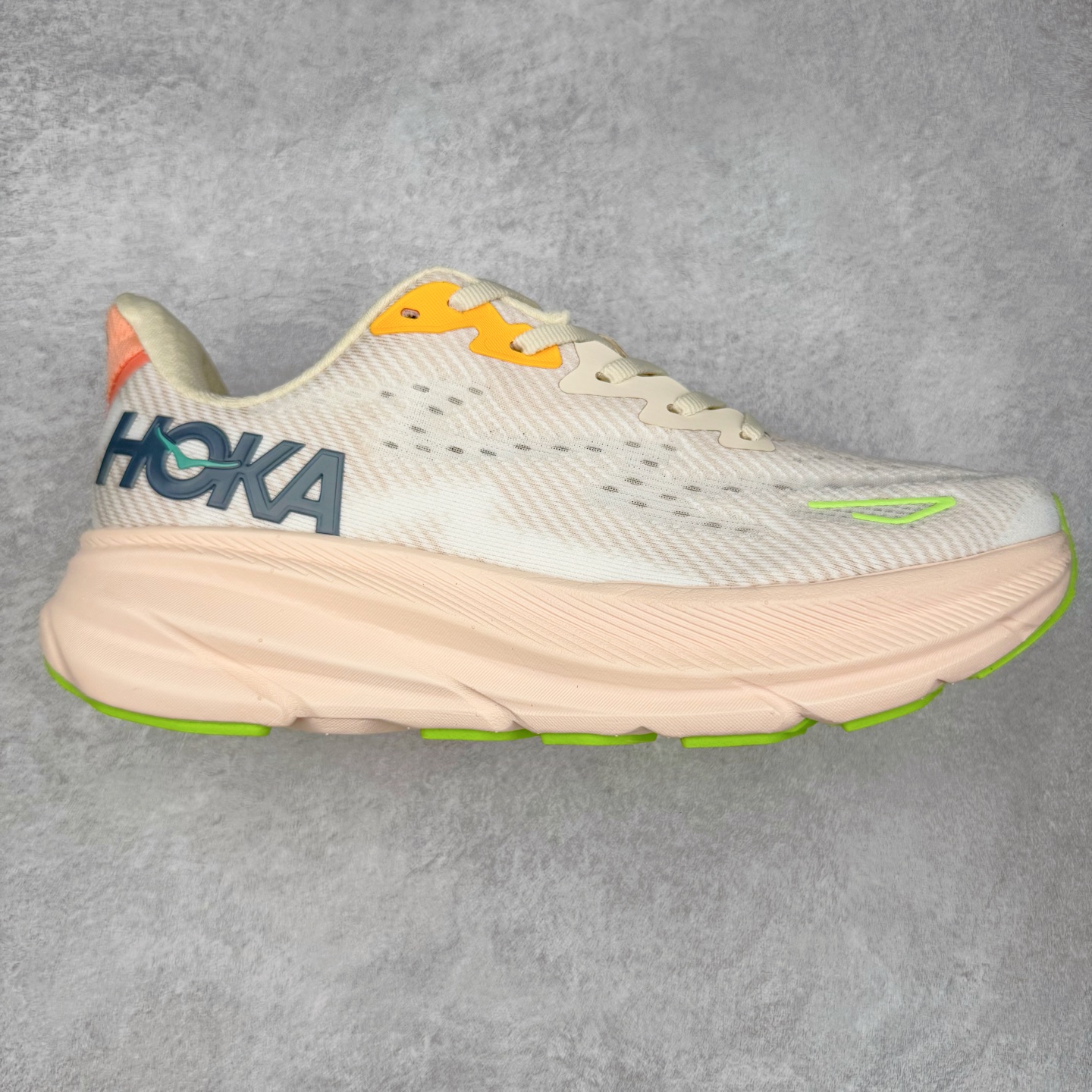 图片[2]-HOKA ONE ONE Clifton 克里夫顿9代专业性能减震公路跑步鞋 轻盈透气的针织网面和纱线的使用让鞋面更挺拔 增强鞋面的强度和支撑性能 搭配柔软的鞋舌 让双脚在舒适包裹中跑的更加畅快 全新泡棉中底 柔软的同时增强回弹性能 为不同跑者提供更平稳流畅的脚感 带来全面的缓冲保护 根据人体工程学设计的延长拉襟 后跟处弹软的海绵填充舒适固定 避免掉跟和摩擦 相比上一代光滑的内衬 Clifton 9的内衬增强了摩擦力 避免双脚在鞋内滑动 尺码：36 36.5 37.5 38 38.5 39 40 40.5 41 42 42.5 43 44 44.5 45-选品中心