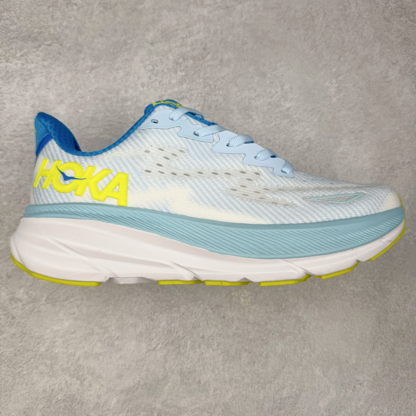 图片[5]-HOKA ONE ONE Clifton 克里夫顿9代专业性能减震公路跑步鞋 轻盈透气的针织网面和纱线的使用让鞋面更挺拔 增强鞋面的强度和支撑性能 搭配柔软的鞋舌 让双脚在舒适包裹中跑的更加畅快 全新泡棉中底 柔软的同时增强回弹性能 为不同跑者提供更平稳流畅的脚感 带来全面的缓冲保护 根据人体工程学设计的延长拉襟 后跟处弹软的海绵填充舒适固定 避免掉跟和摩擦 相比上一代光滑的内衬 Clifton 9的内衬增强了摩擦力 避免双脚在鞋内滑动 尺码：36 36.5 37.5 38 38.5 39 40 40.5 41 42 42.5 43 44 44.5 45-选品中心