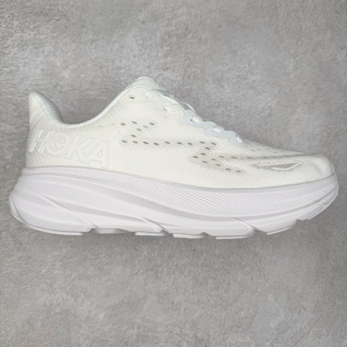 HOKA ONE ONE Clifton 克里夫顿9代专业性能减震公路跑步鞋 轻盈透气的针织网面和纱线的使用让鞋面更挺拔 增强鞋面的强度和支撑性能 搭配柔软的鞋舌 让双脚在舒适包裹中跑的更加畅快 全新泡棉中底 柔软的同时增强回弹性能 为不同跑者提供更平稳流畅的脚感 带来全面的缓冲保护 根据人体工程学设计的延长拉襟 后跟处弹软的海绵填充舒适固定 避免掉跟和摩擦 相比上一代光滑的内衬 Clifton 9的内衬增强了摩擦力 避免双脚在鞋内滑动 尺码：36 36.5 37.5 38 38.5 39 40 40.5 41 42 42.5 43 44 44.5 45-选品中心