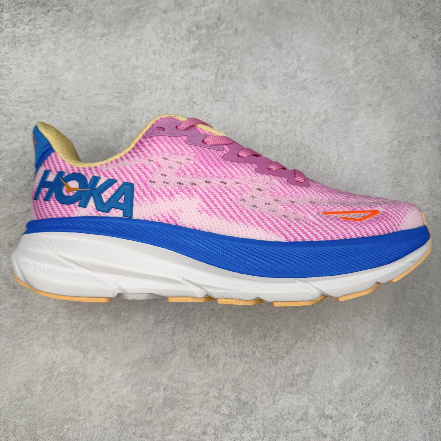 图片[6]-HOKA ONE ONE Clifton 克里夫顿9代专业性能减震公路跑步鞋 轻盈透气的针织网面和纱线的使用让鞋面更挺拔 增强鞋面的强度和支撑性能 搭配柔软的鞋舌 让双脚在舒适包裹中跑的更加畅快 全新泡棉中底 柔软的同时增强回弹性能 为不同跑者提供更平稳流畅的脚感 带来全面的缓冲保护 根据人体工程学设计的延长拉襟 后跟处弹软的海绵填充舒适固定 避免掉跟和摩擦 相比上一代光滑的内衬 Clifton 9的内衬增强了摩擦力 避免双脚在鞋内滑动 尺码：36 36.5 37.5 38 38.5 39 40 40.5 41 42 42.5 43 44 44.5 45-选品中心