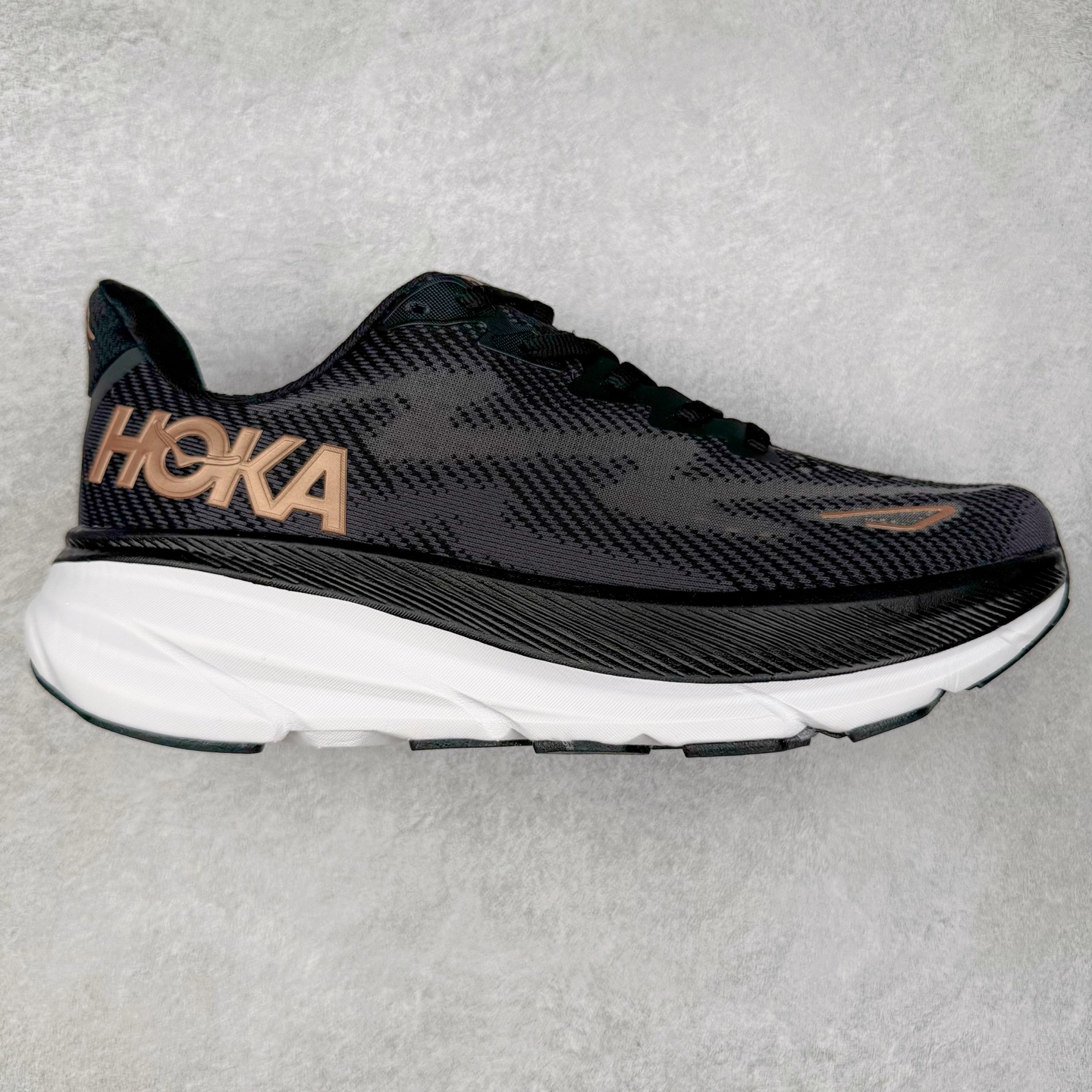 图片[4]-HOKA ONE ONE Clifton 克里夫顿9代专业性能减震公路跑步鞋 轻盈透气的针织网面和纱线的使用让鞋面更挺拔 增强鞋面的强度和支撑性能 搭配柔软的鞋舌 让双脚在舒适包裹中跑的更加畅快 全新泡棉中底 柔软的同时增强回弹性能 为不同跑者提供更平稳流畅的脚感 带来全面的缓冲保护 根据人体工程学设计的延长拉襟 后跟处弹软的海绵填充舒适固定 避免掉跟和摩擦 相比上一代光滑的内衬 Clifton 9的内衬增强了摩擦力 避免双脚在鞋内滑动 尺码：36 36.5 37.5 38 38.5 39 40 40.5 41 42 42.5 43 44 44.5 45-选品中心